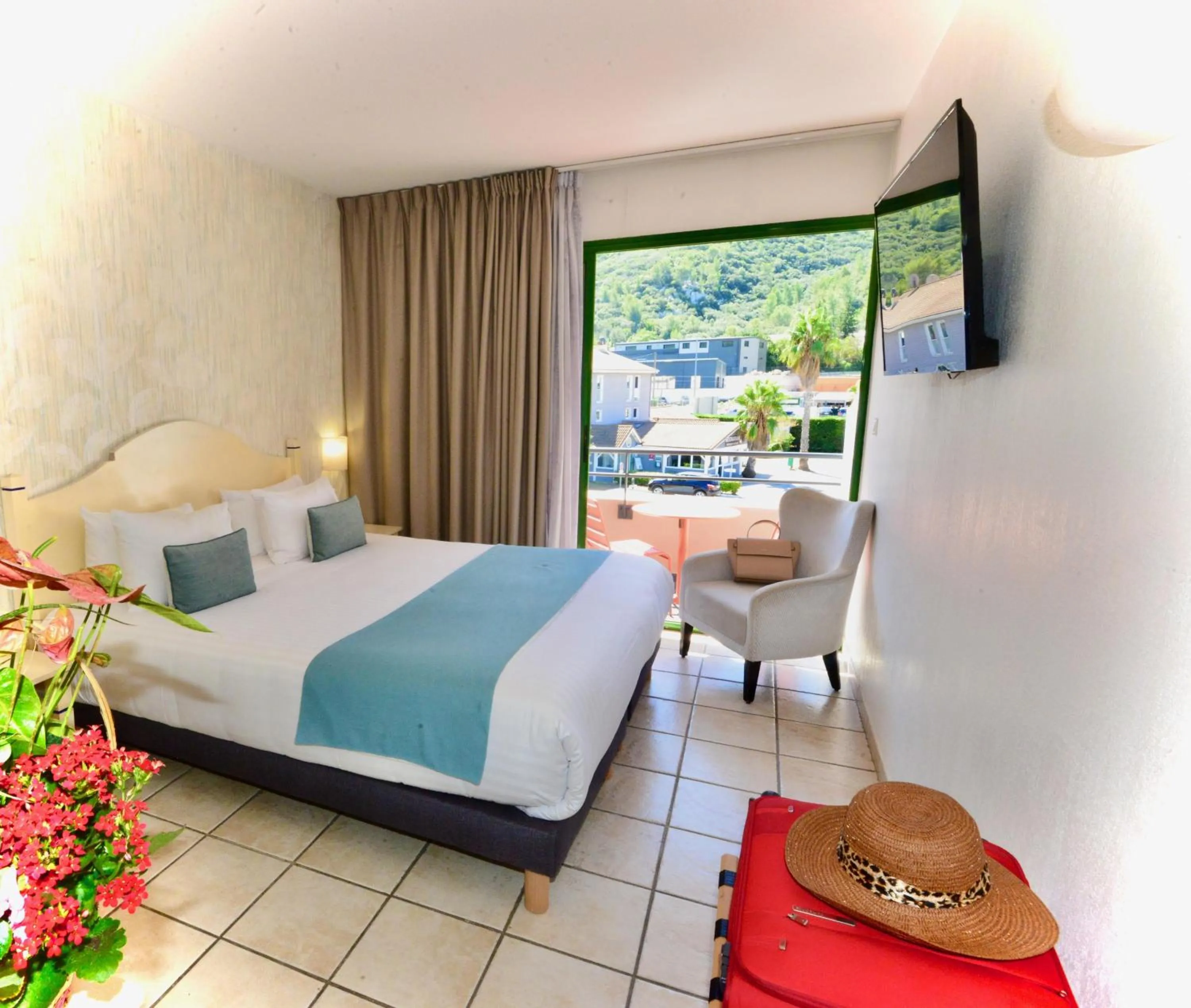 Bedroom, Bed in Sure Hotel by Best Western Gemenos en Provence