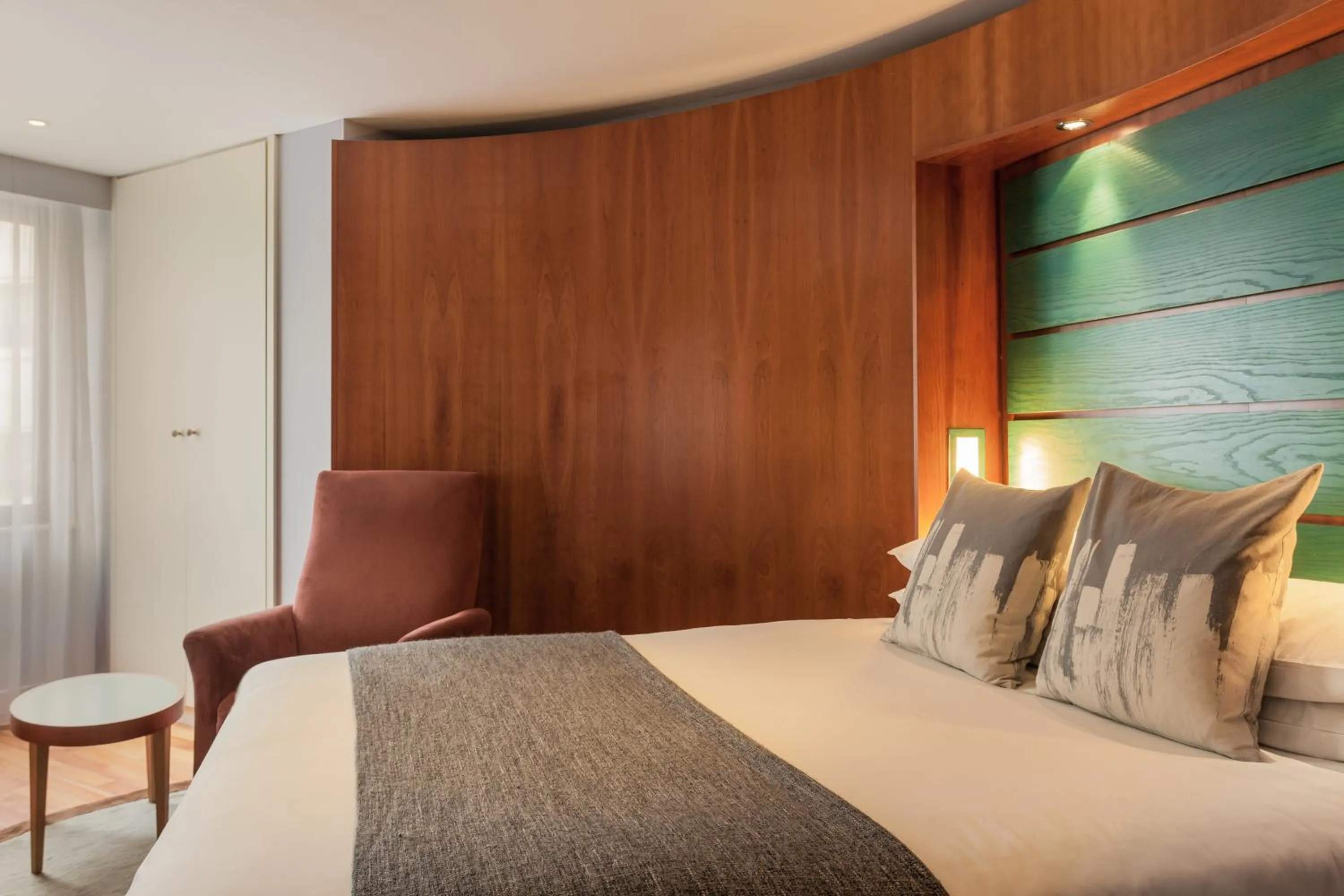 Bed in Mercure Brigstow Bristol