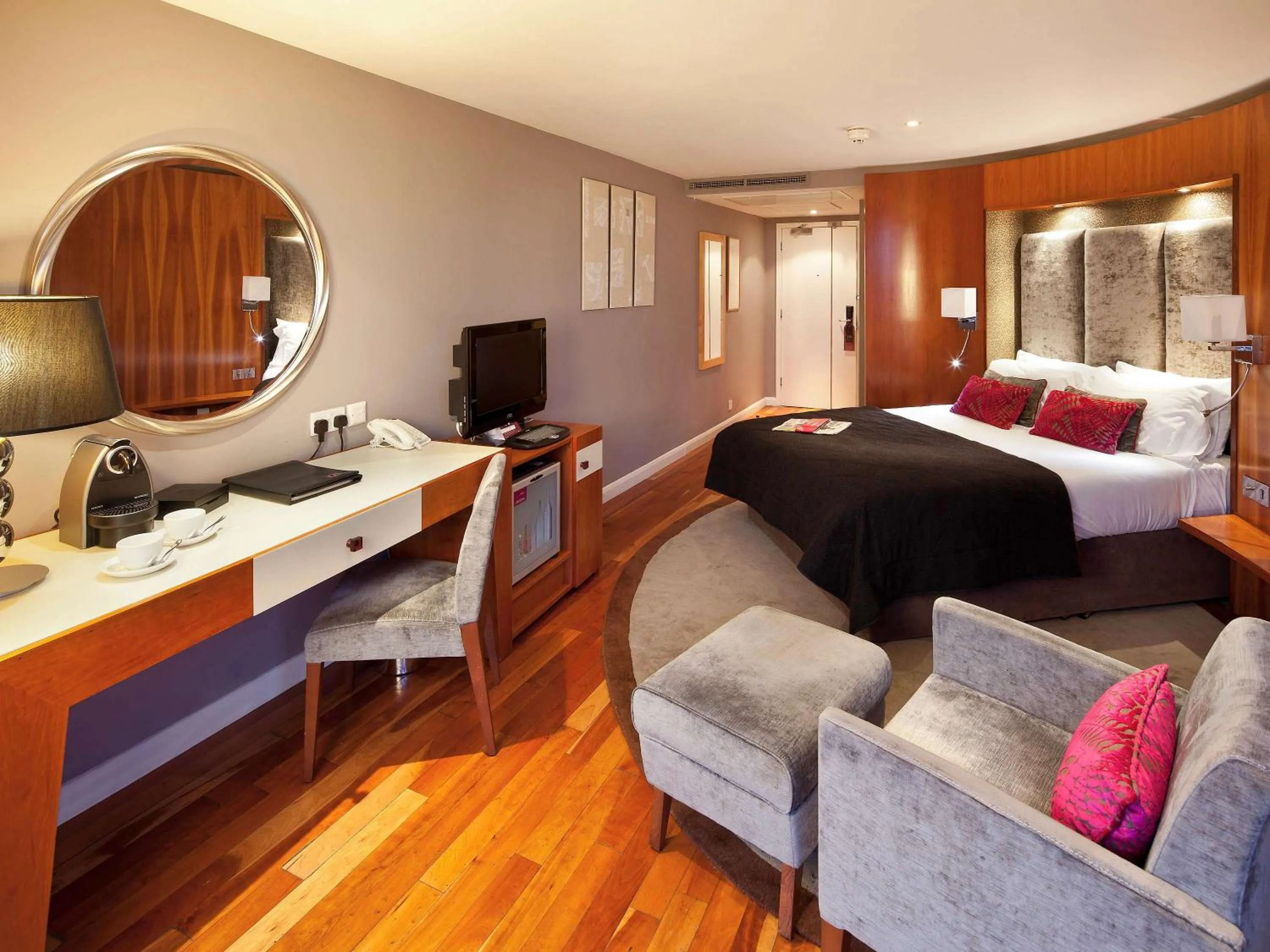 Photo of the whole room in Mercure Brigstow Bristol