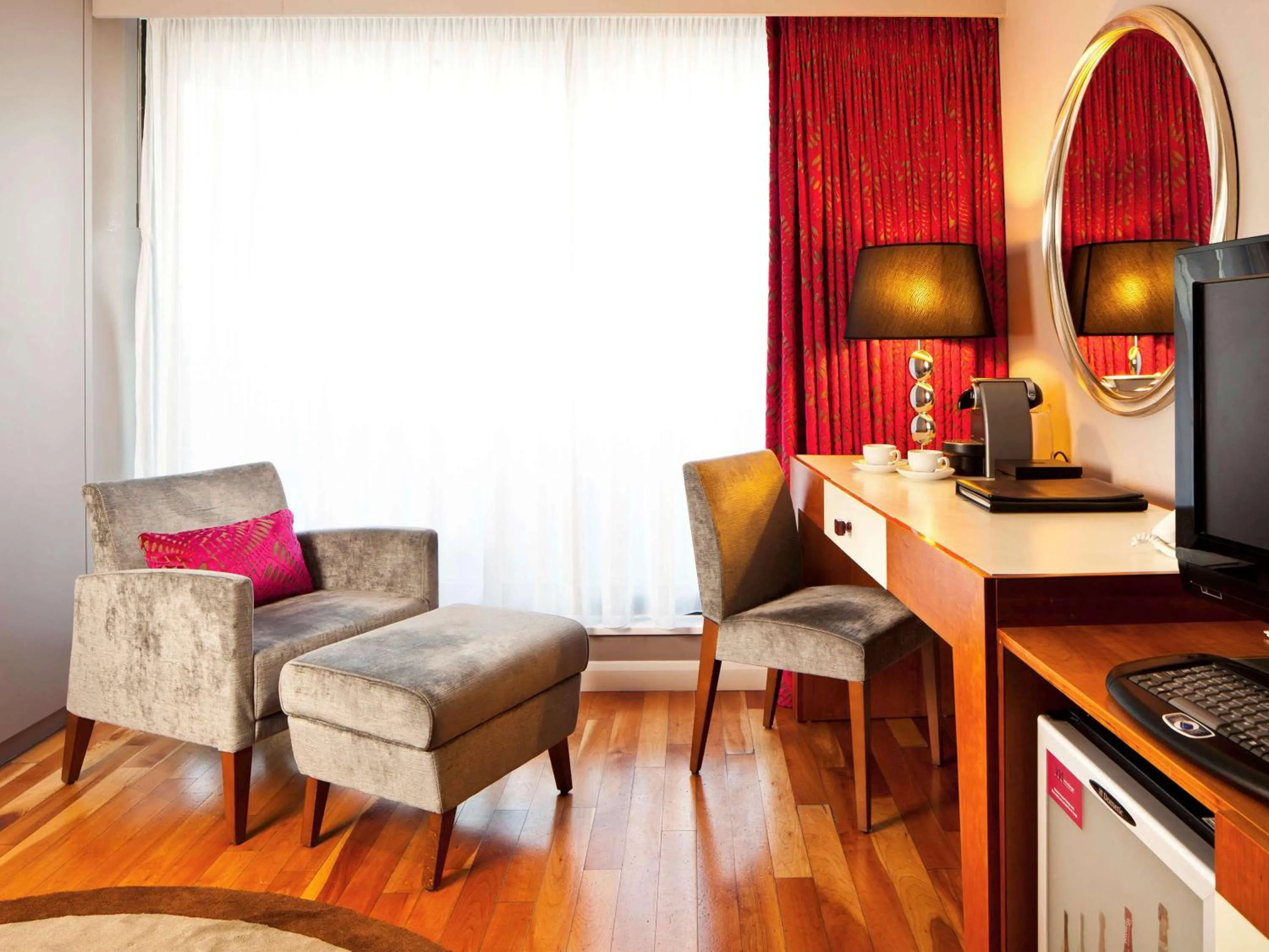 Photo of the whole room, Seating Area in Mercure Brigstow Bristol