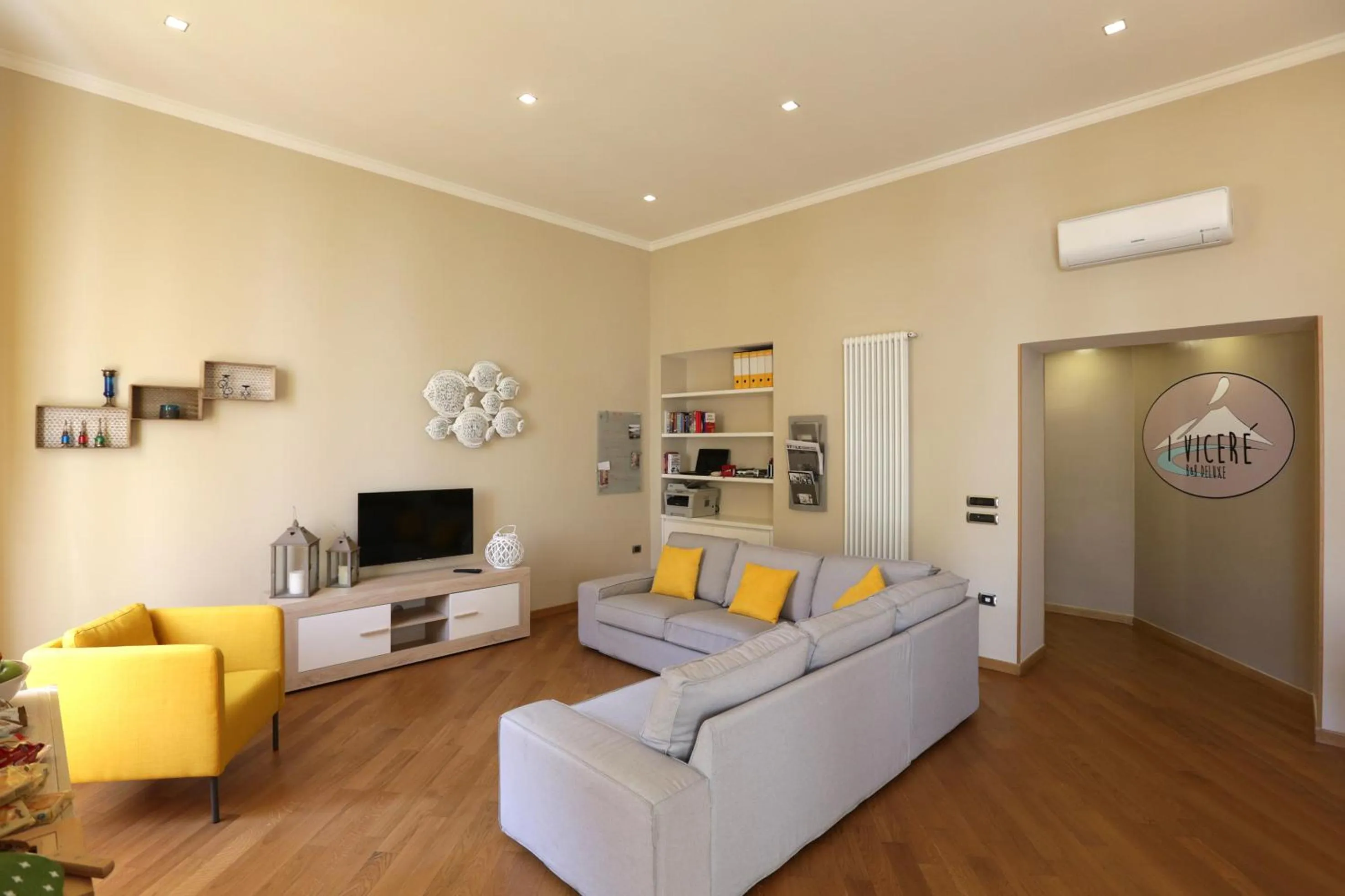 Communal lounge/ TV room in I Vicerè B&B Deluxe