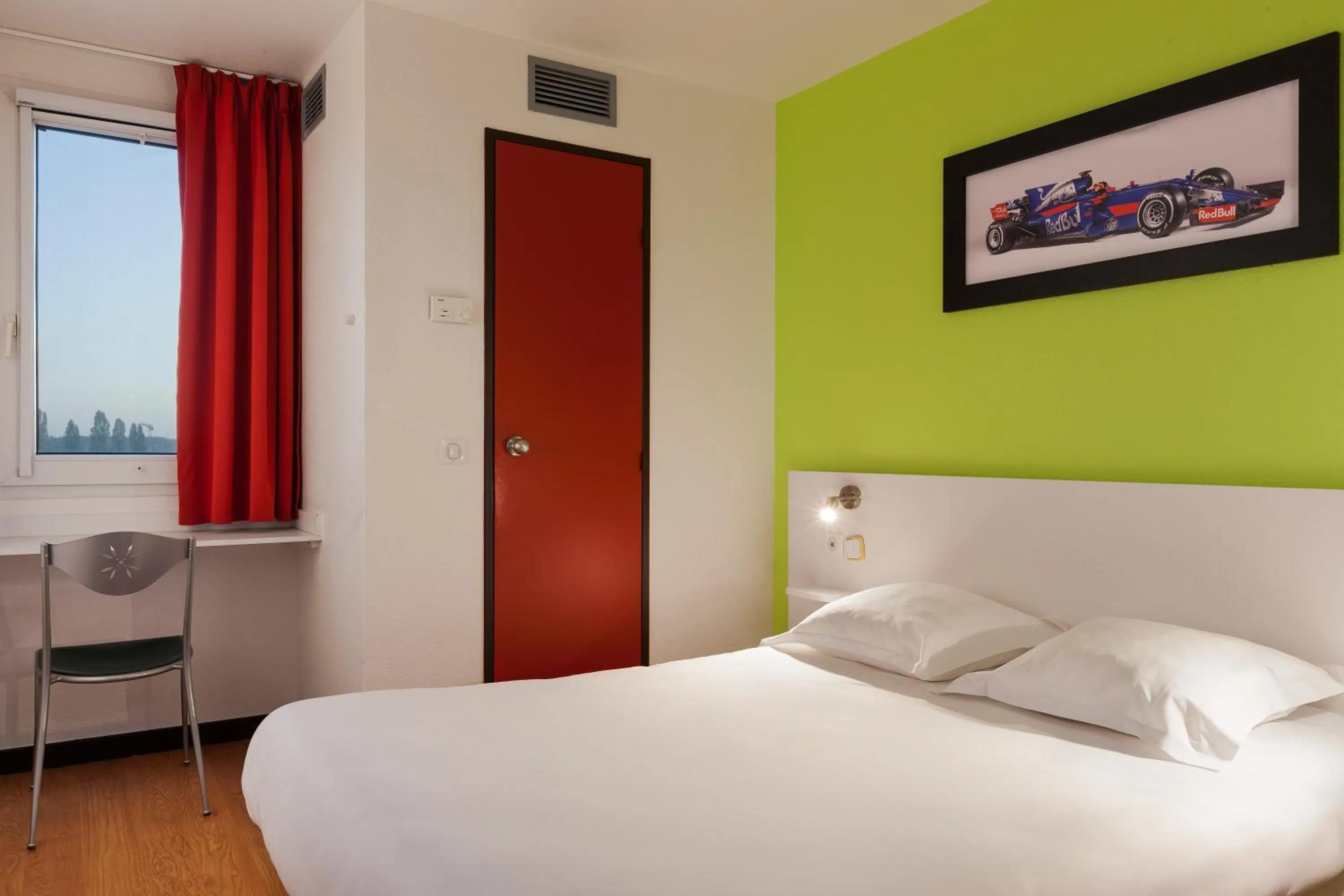Bed in Enzo Hotels Chalons en Champagne