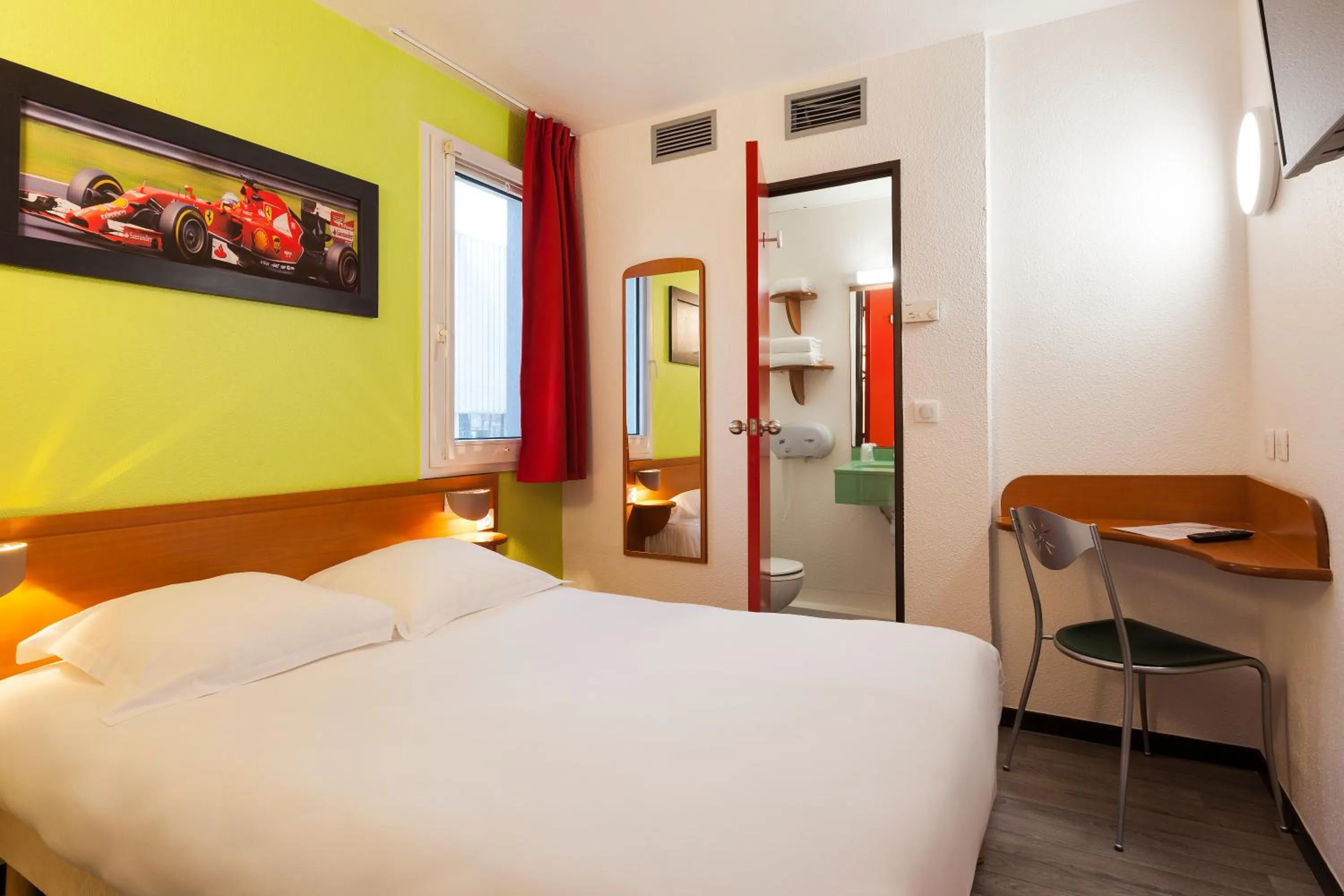 Bedroom, Bed in Enzo Hotels Chalons en Champagne