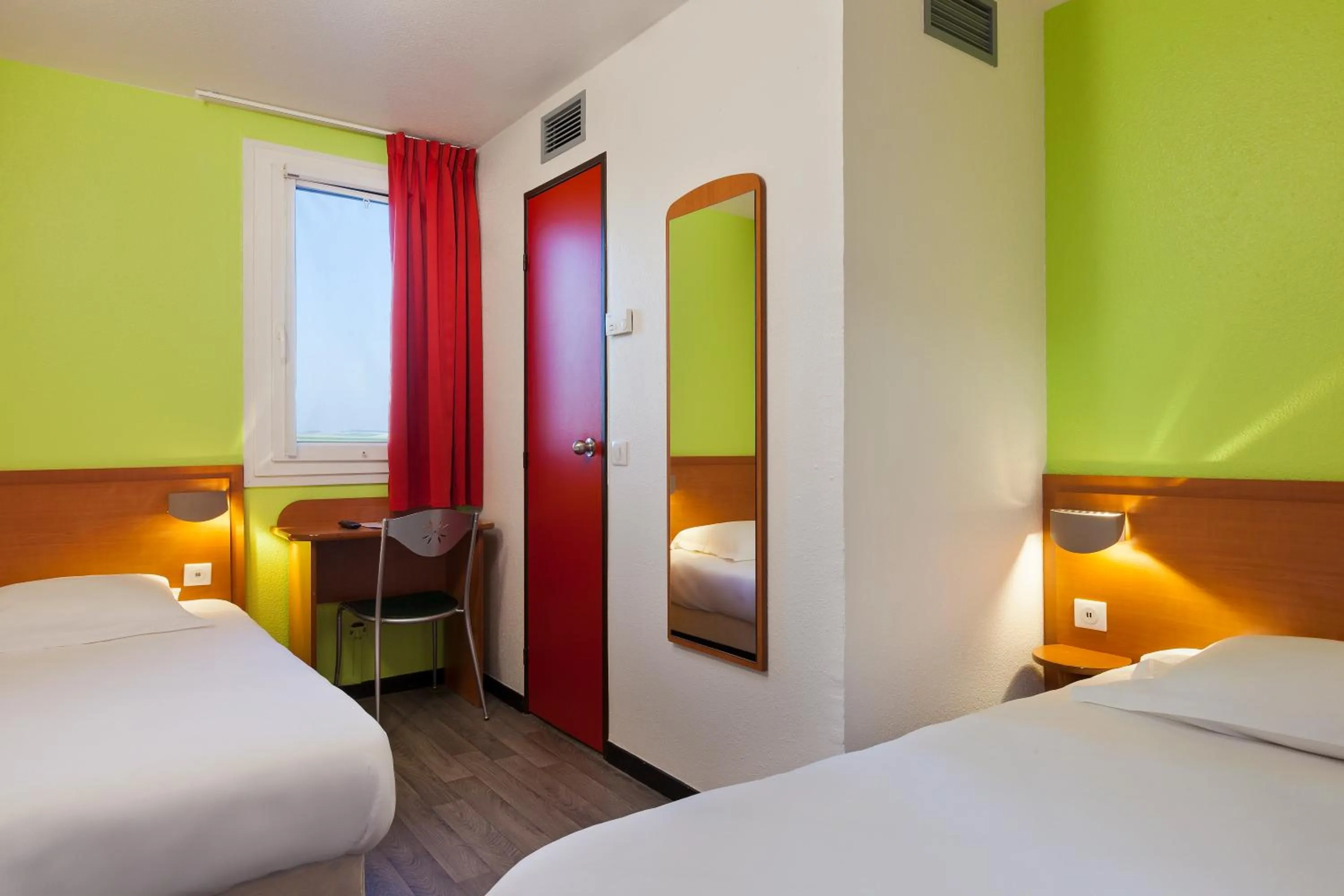 Bed in Enzo Hotels Chalons en Champagne