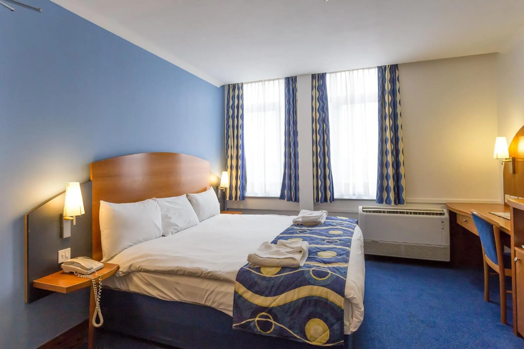 Photo of the whole room, Bed in London - Wembley International Hotel