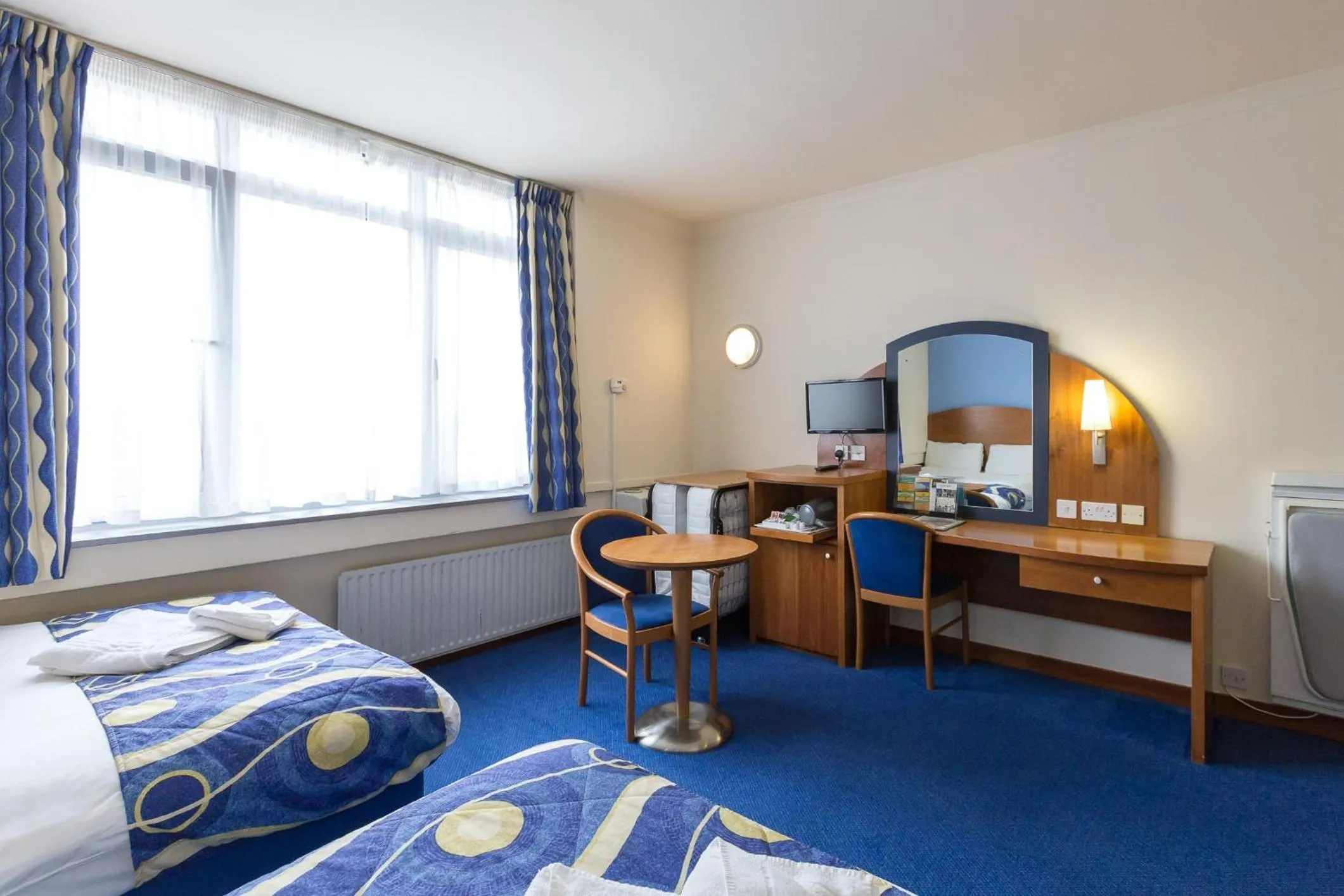 Photo of the whole room, Bed in London - Wembley International Hotel