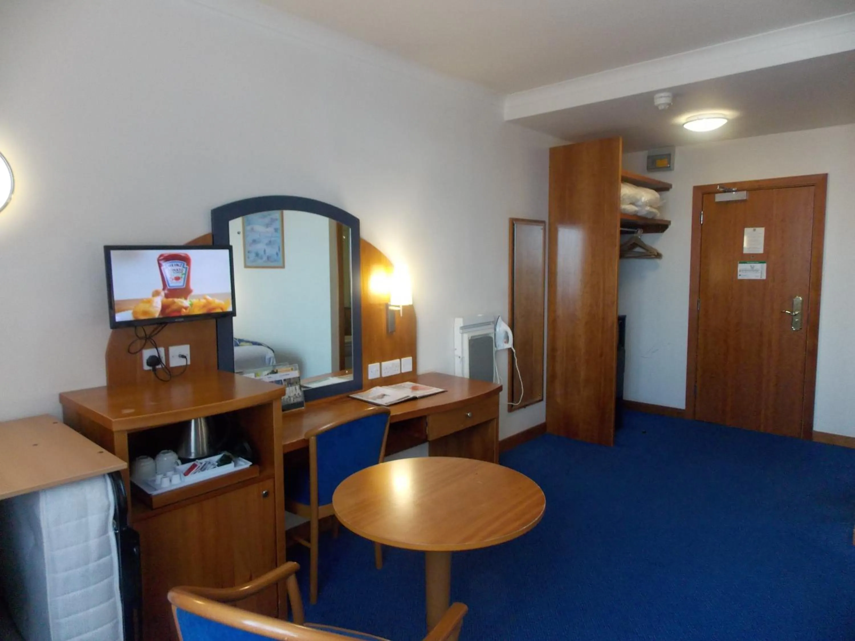 Bedroom in London - Wembley International Hotel