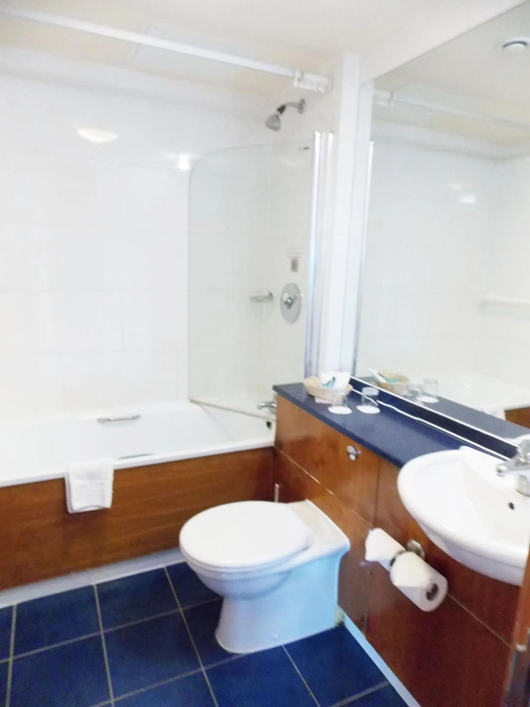 Bathroom in London - Wembley International Hotel