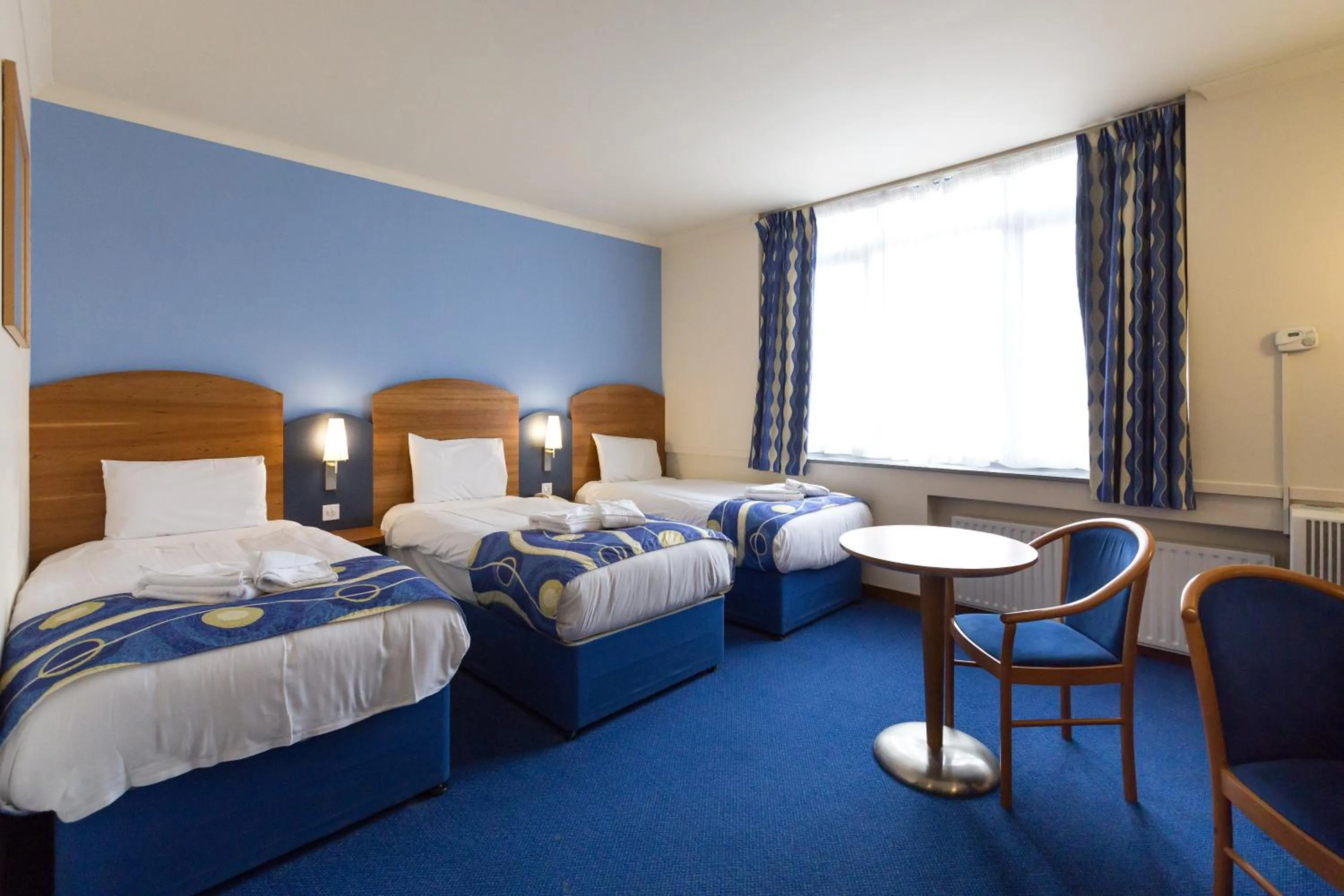 Photo of the whole room, Bed in London - Wembley International Hotel