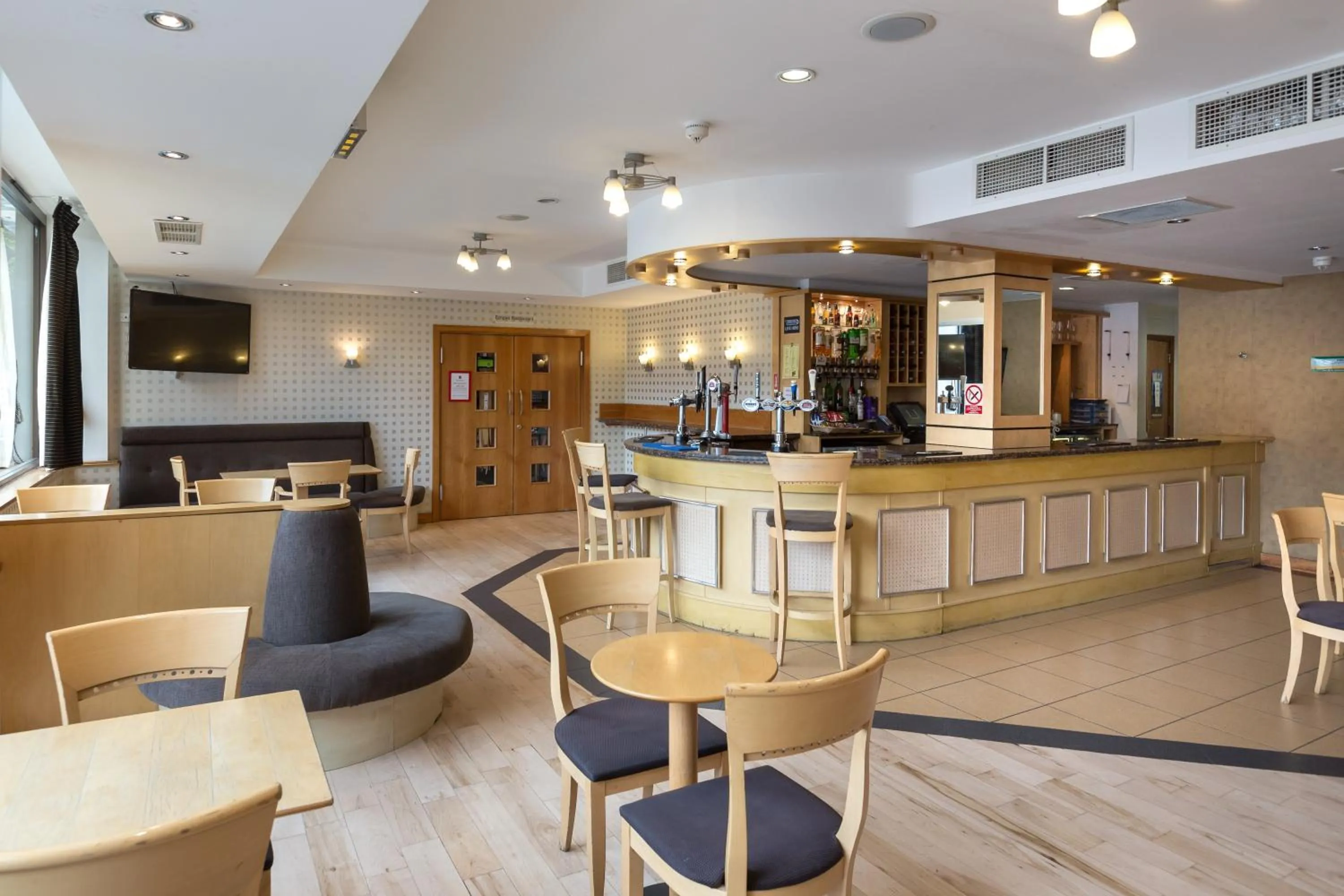 Lounge or bar in London - Wembley International Hotel