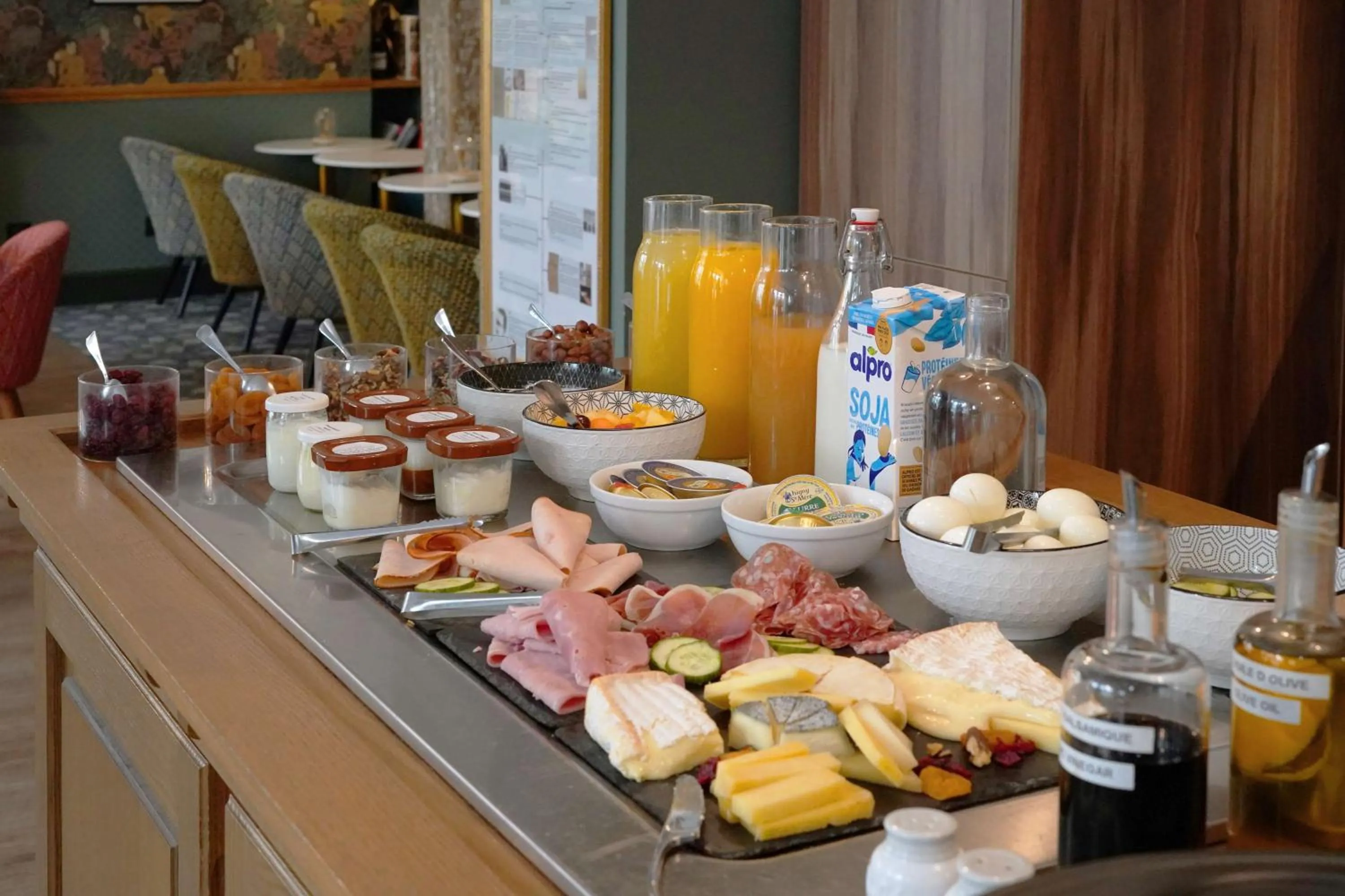 Breakfast in Hôtel Littéraire Arthur Rimbaud, BW Signature Collection