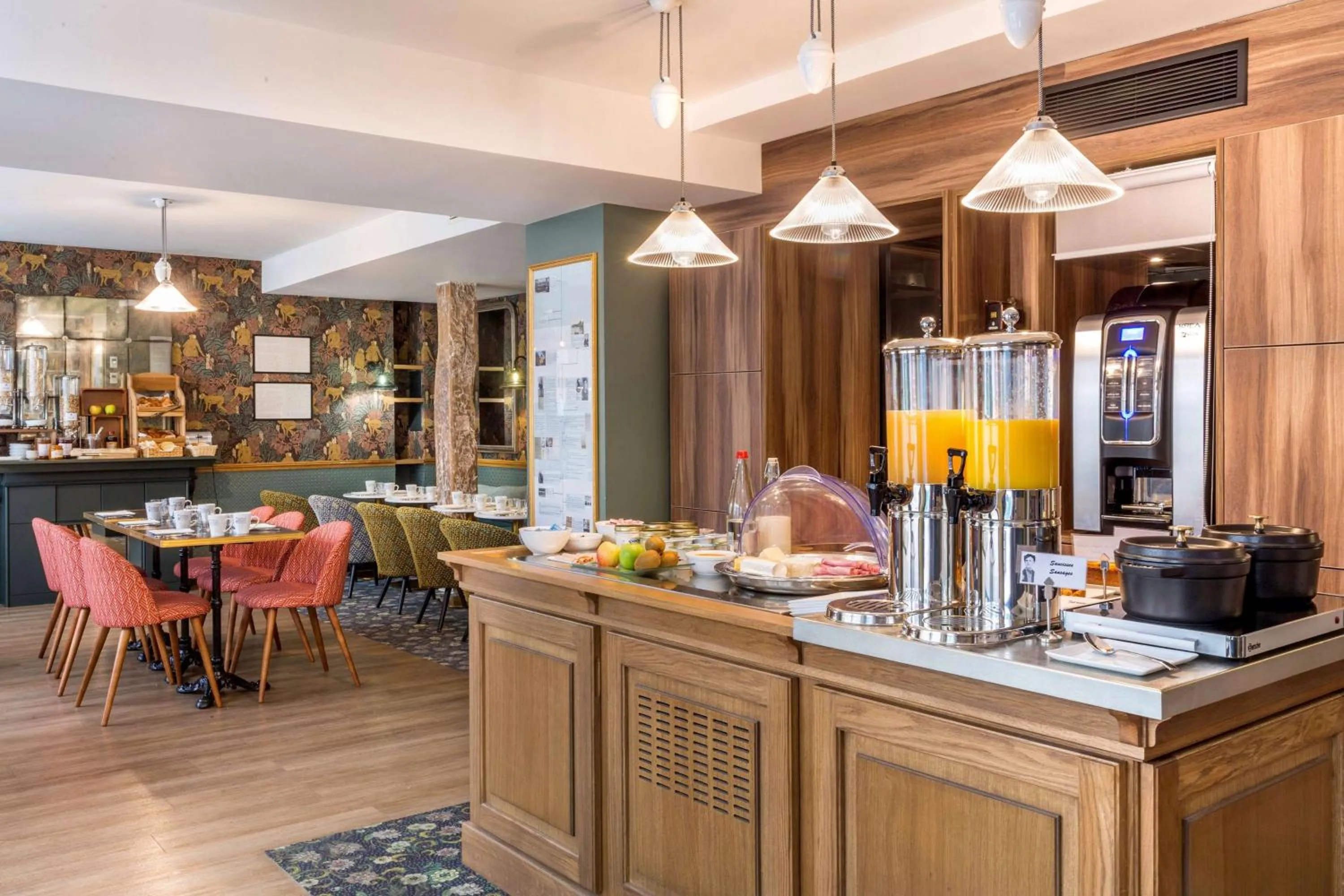 Restaurant/places to eat in Hôtel Littéraire Arthur Rimbaud, BW Signature Collection