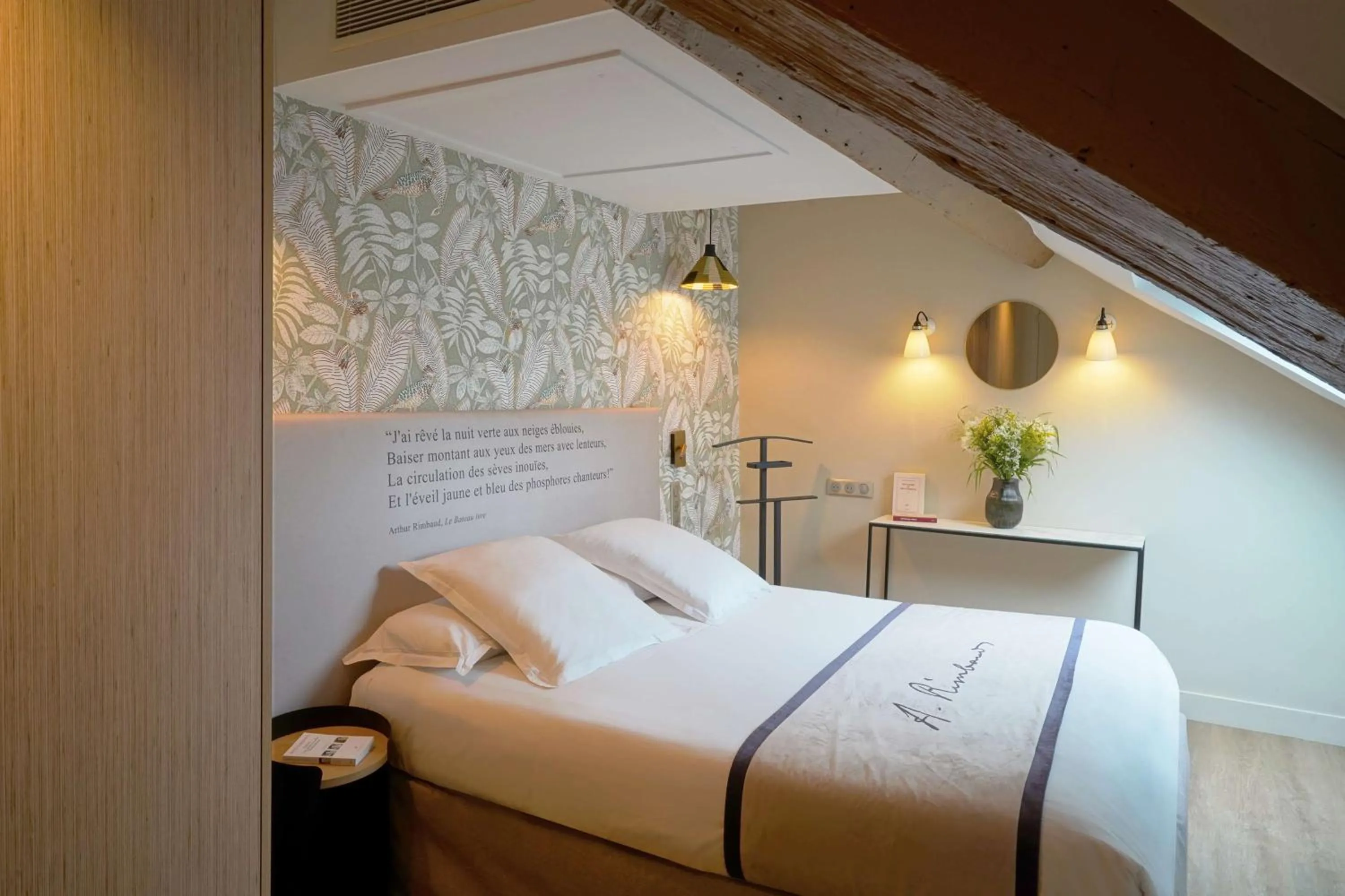 Photo of the whole room, Bed in Hôtel Littéraire Arthur Rimbaud, BW Signature Collection