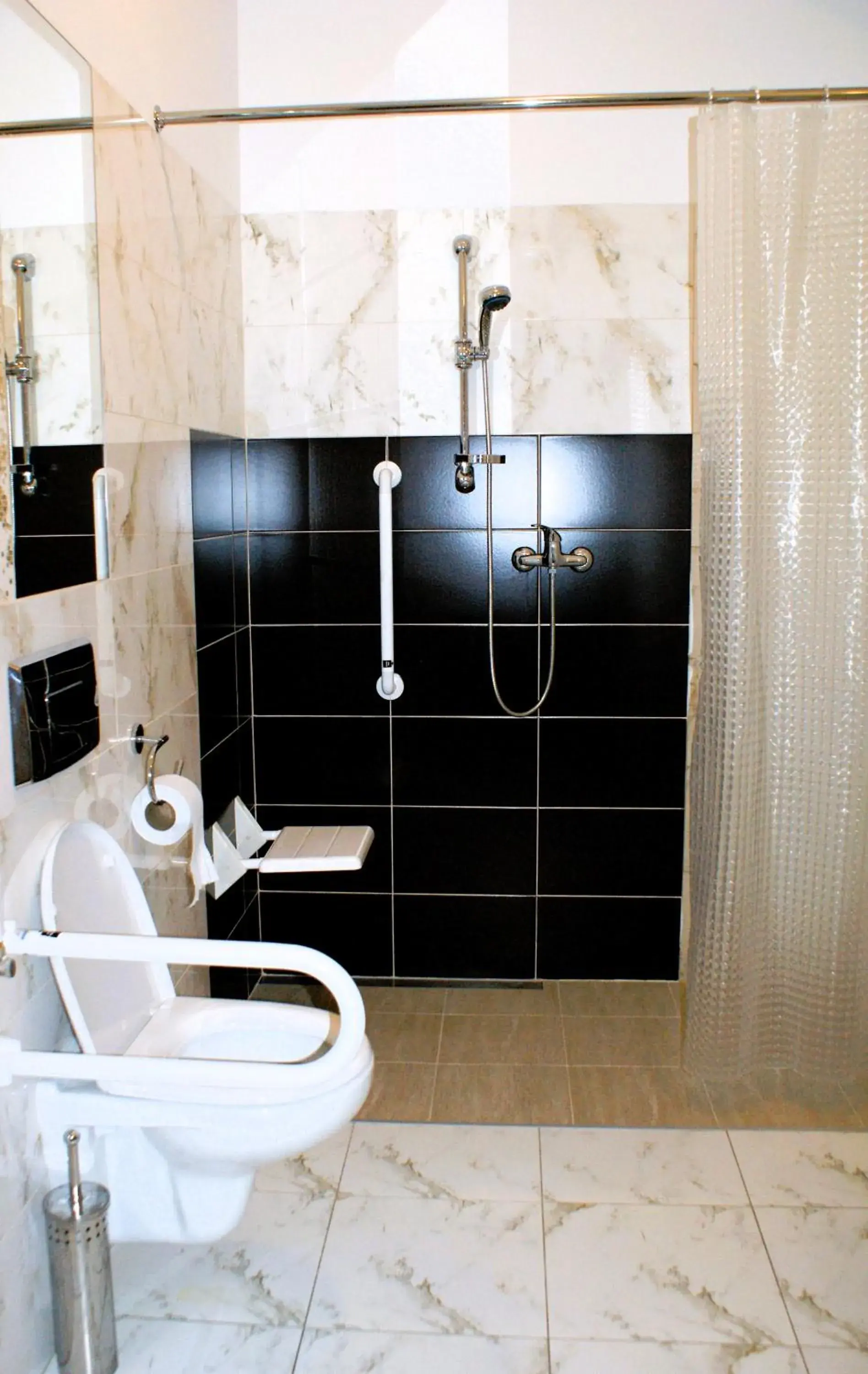 Double Room - single occupancy - Disability Access in Pałac Kobylin Double Room - single occupancy - Disability Access in Pałac Kobylin