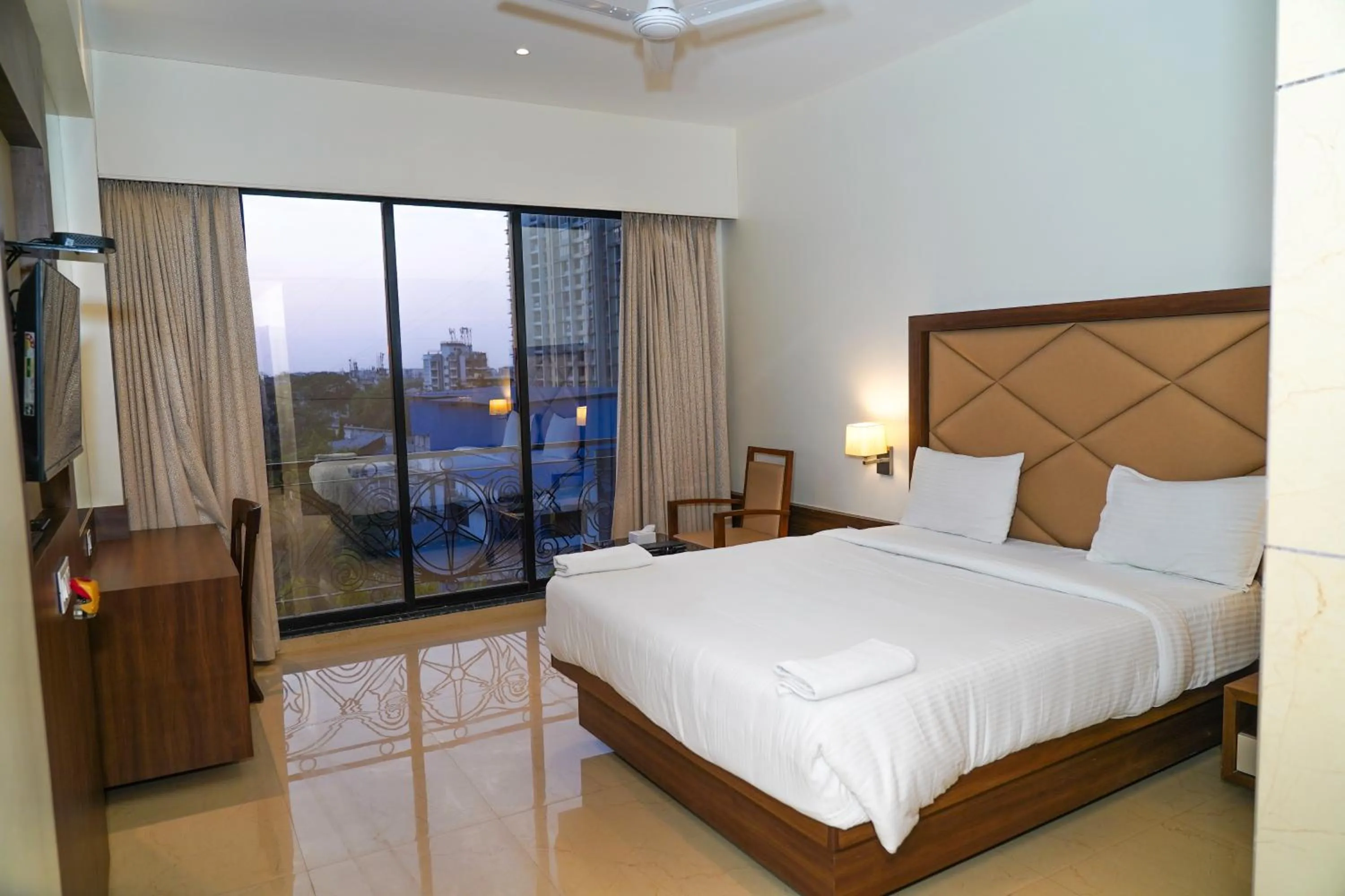 Balcony/Terrace, Bed in Hotel Sun Shine Inn