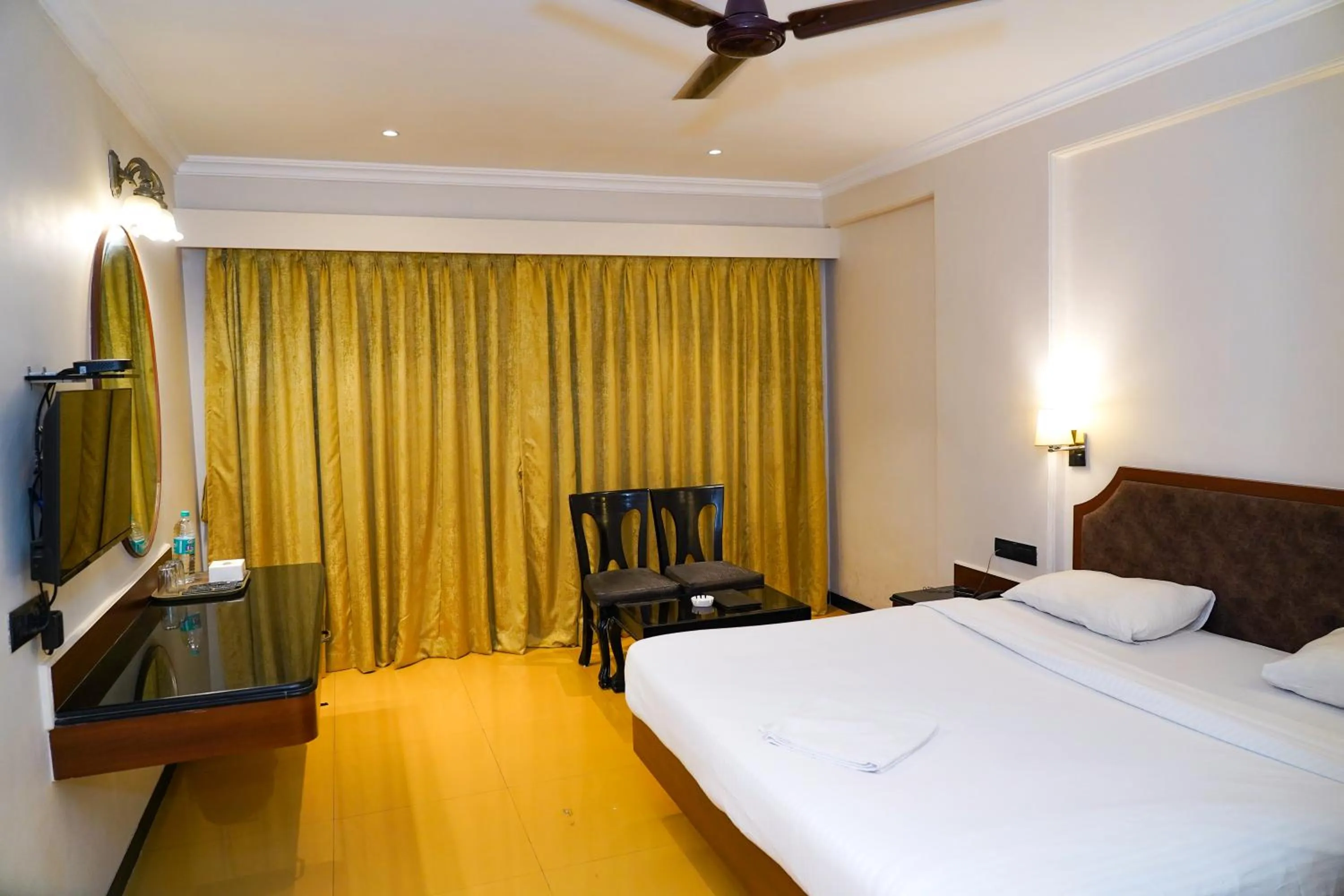 Bedroom, Bed in Hotel Sun Shine Inn