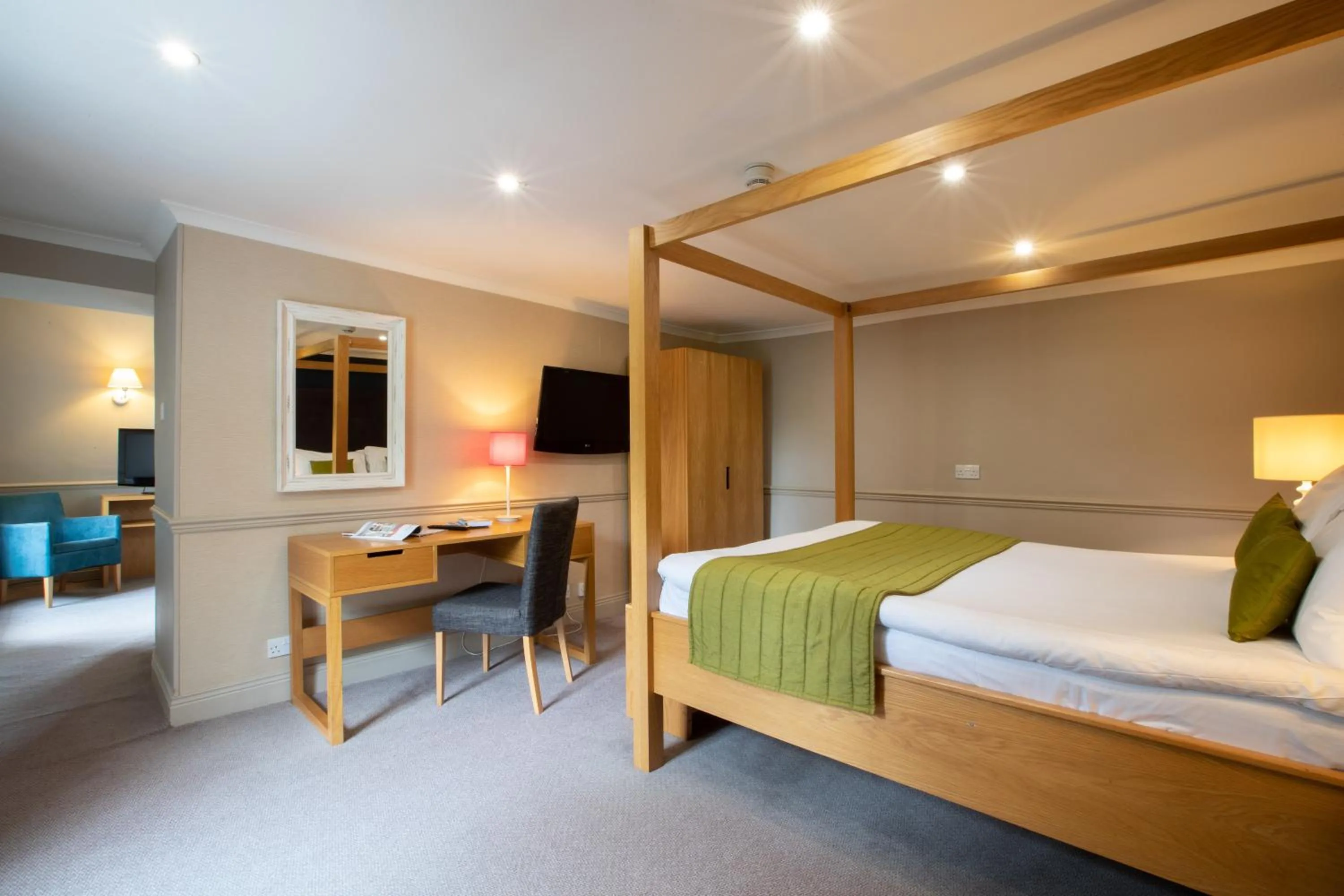 Seating area, Bed in George Hotel