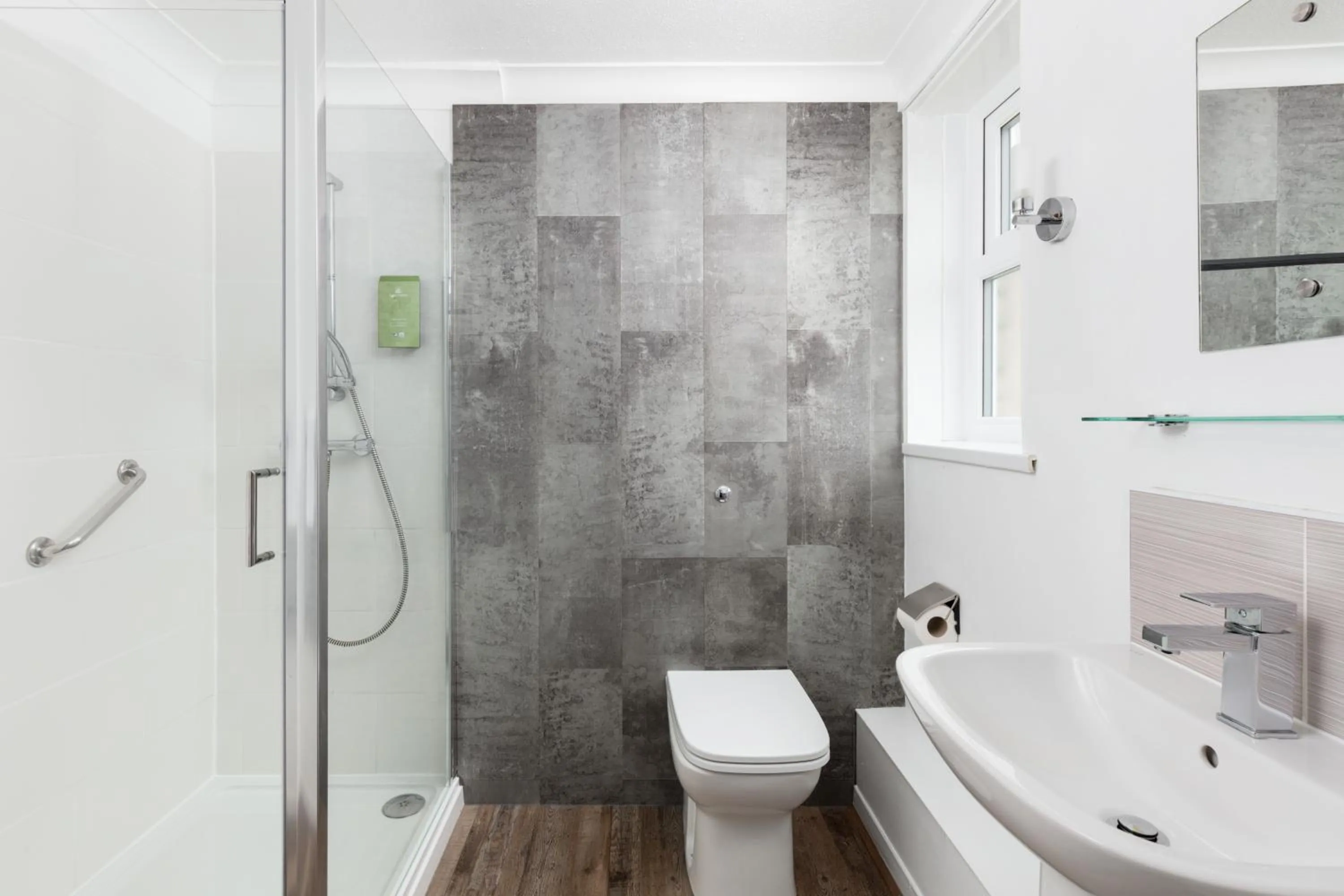 Toilet in George Hotel