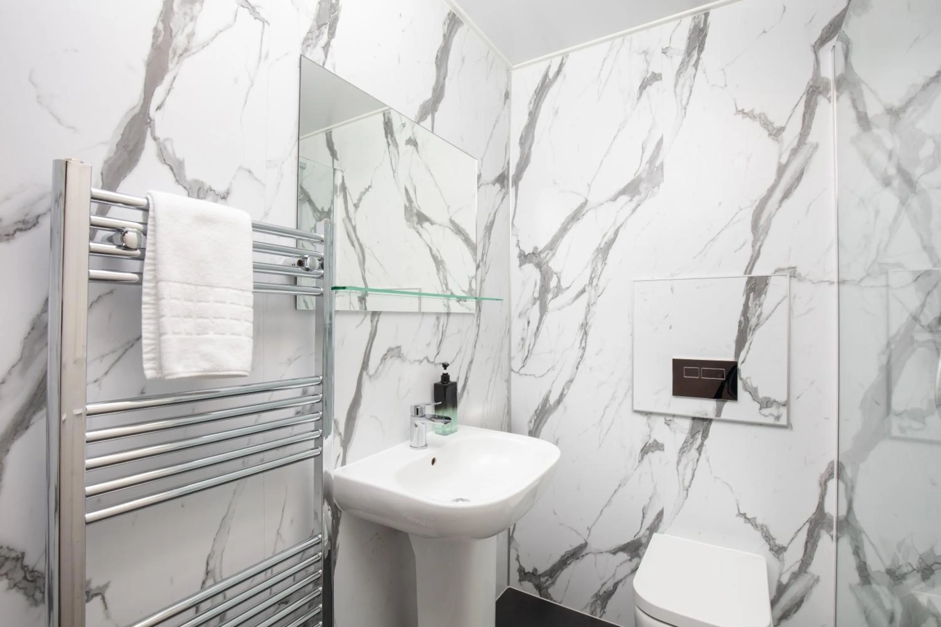 Shower in George Hotel