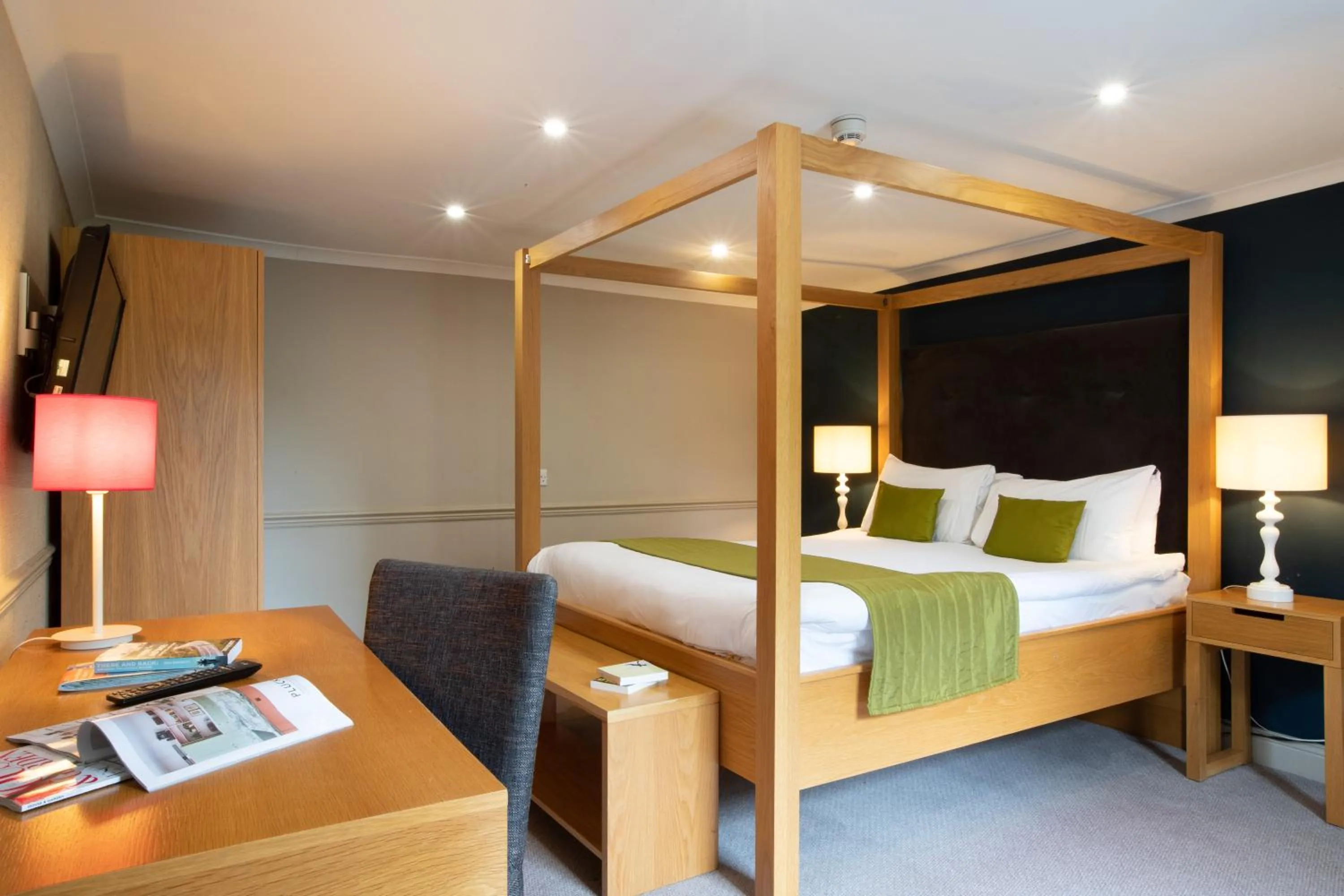 Photo of the whole room, Bed in George Hotel