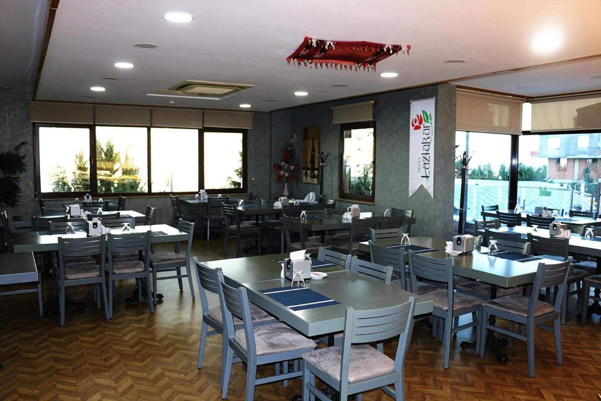 Restaurant/places to eat in Hotel Lazlakar