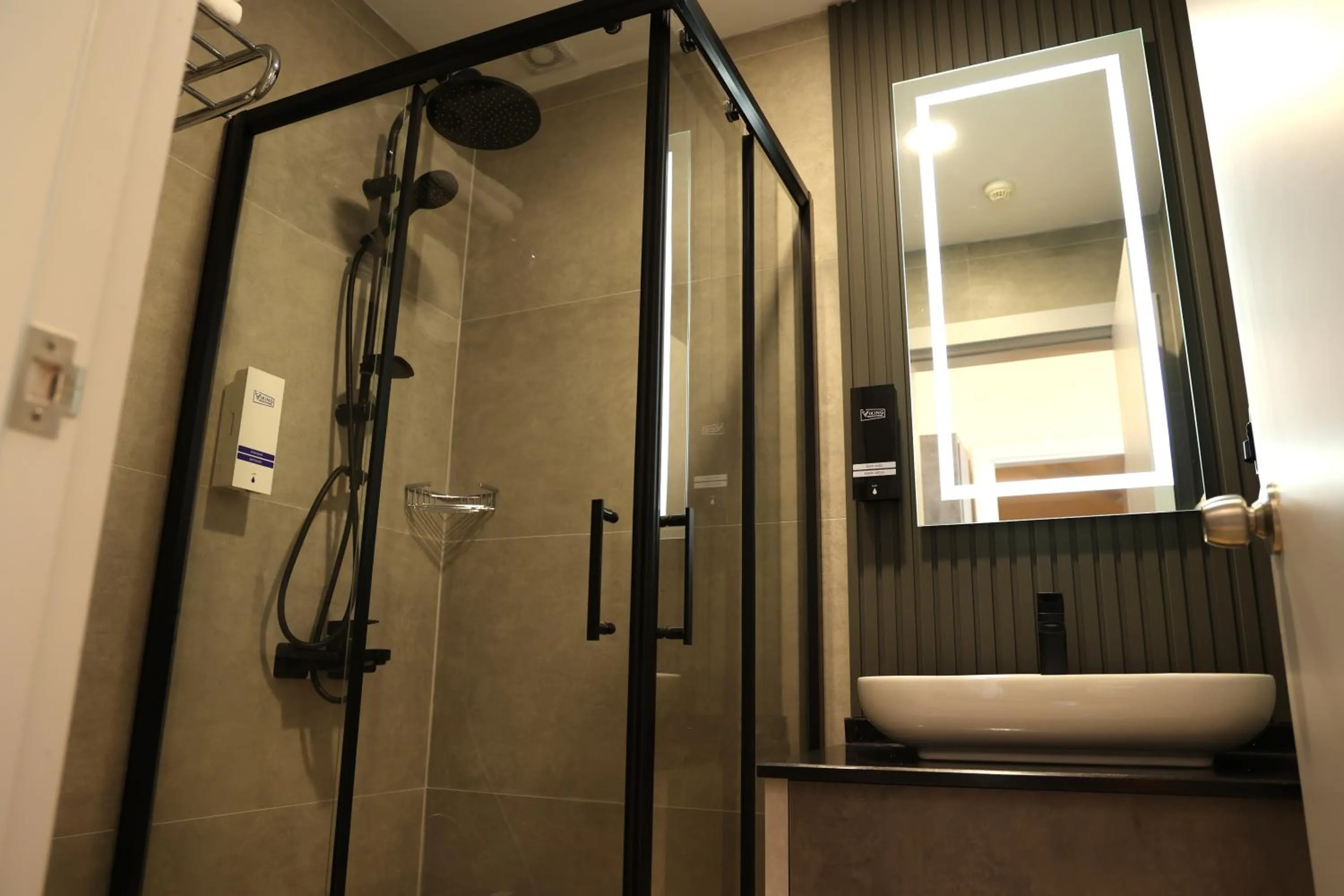 Shower in Hotel Lazlakar