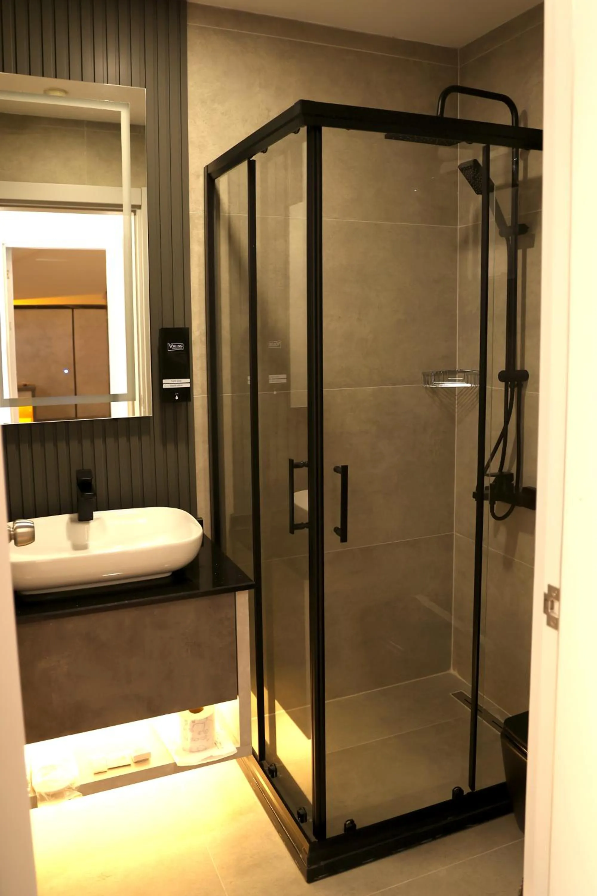 Shower in Hotel Lazlakar