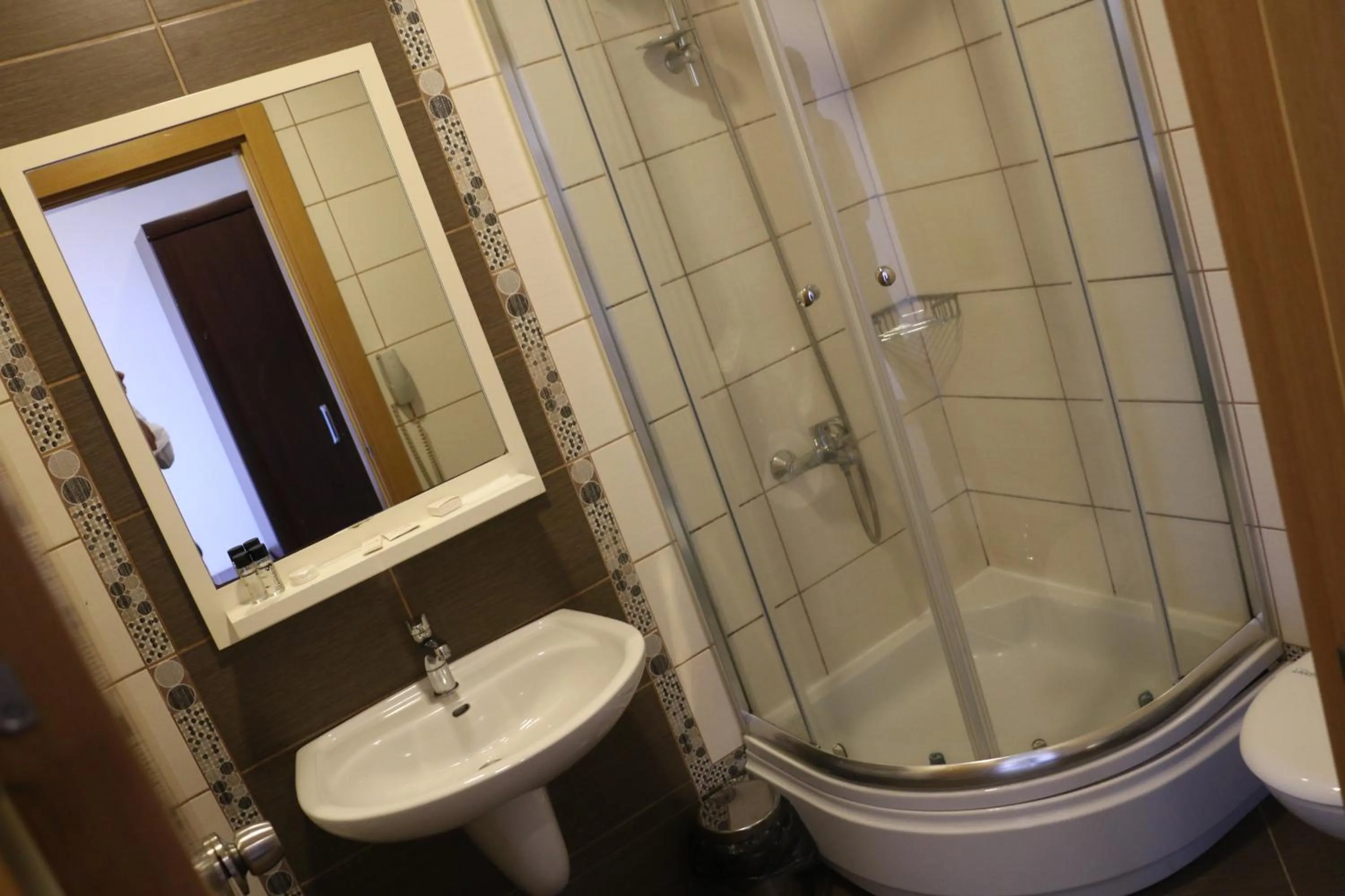 Shower in Hotel Lazlakar