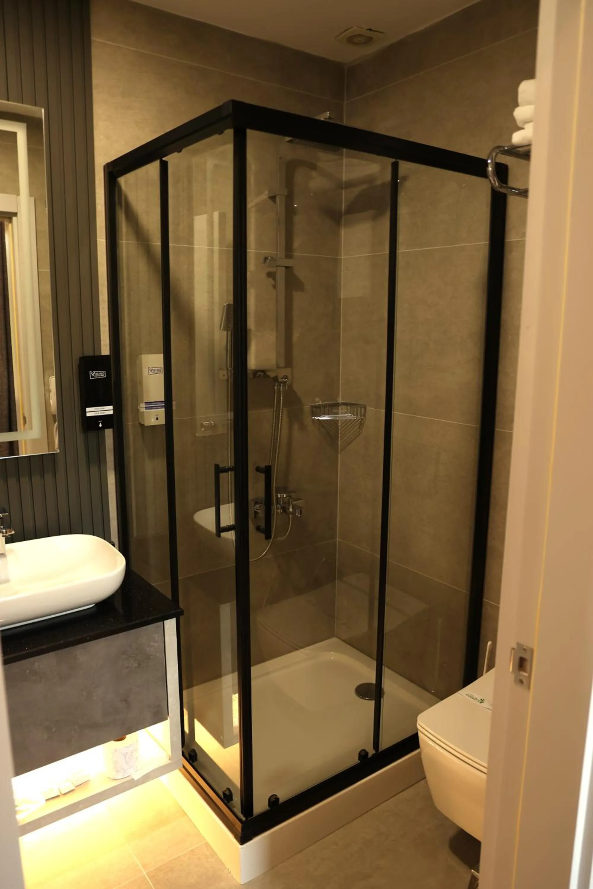 Shower in Hotel Lazlakar