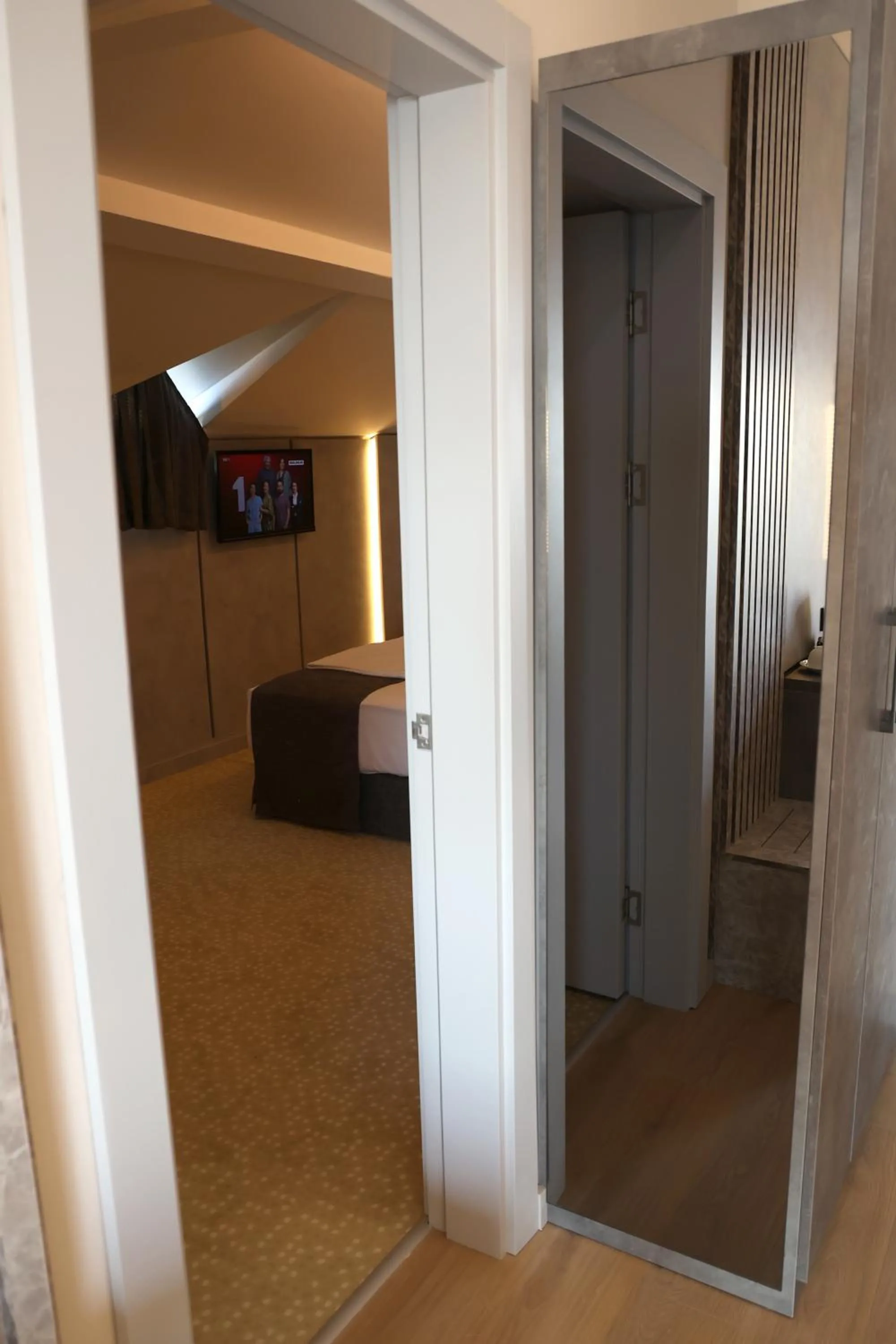 wardrobe, Bed in Hotel Lazlakar
