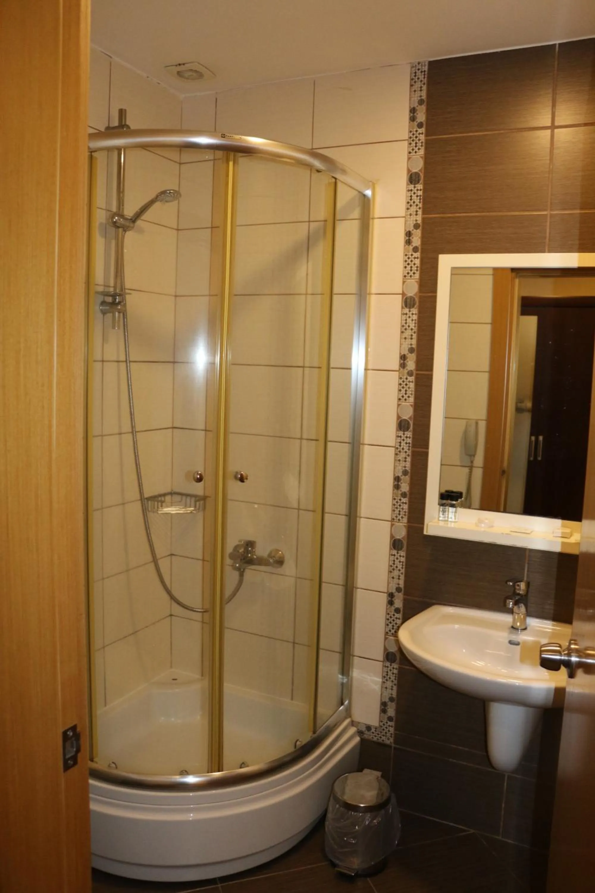 Shower in Hotel Lazlakar