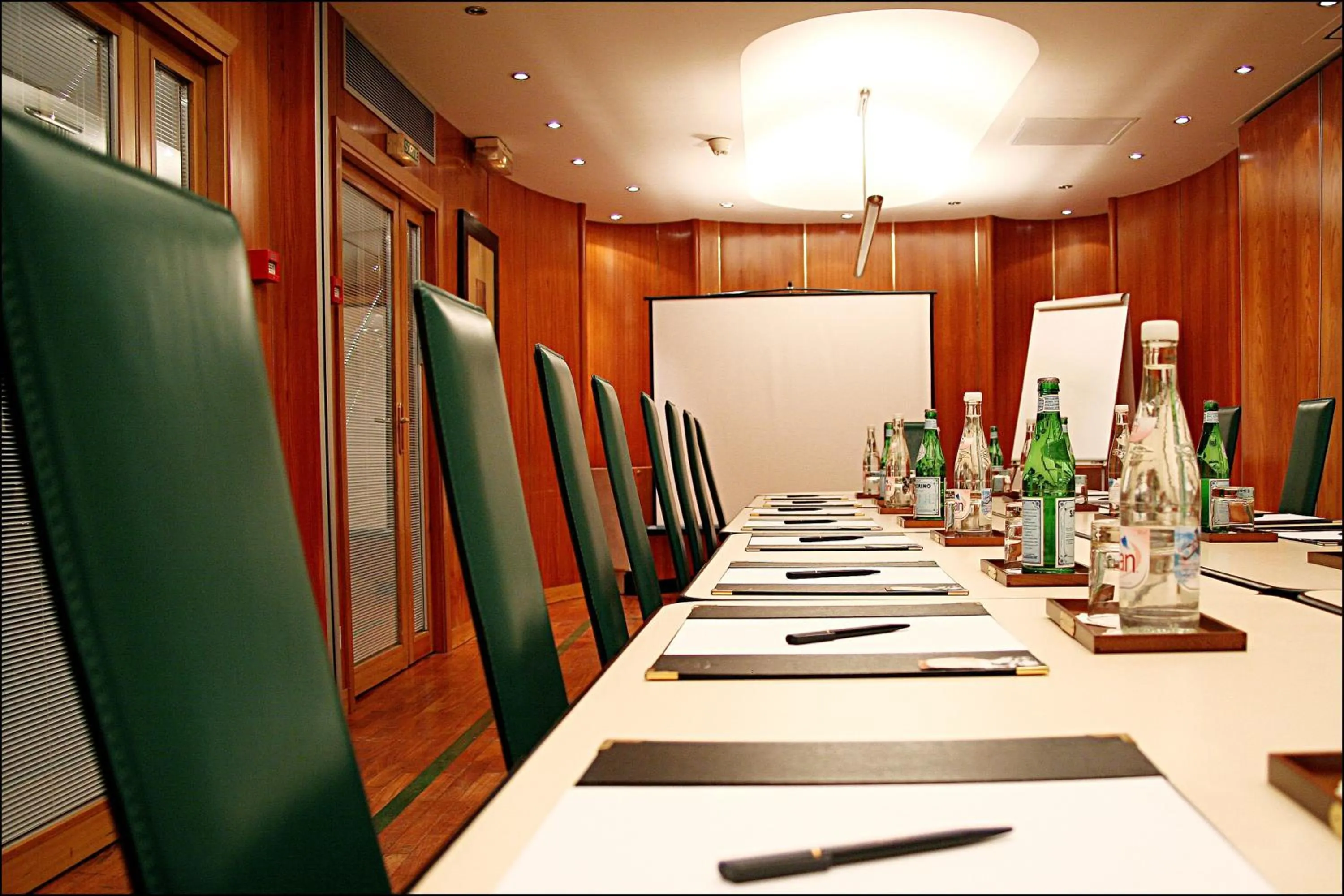 Restaurant/places to eat in Villa Luxembourg