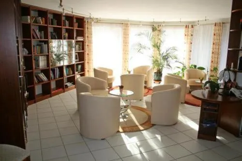 Communal lounge/ TV room in Hostellerie Bacher