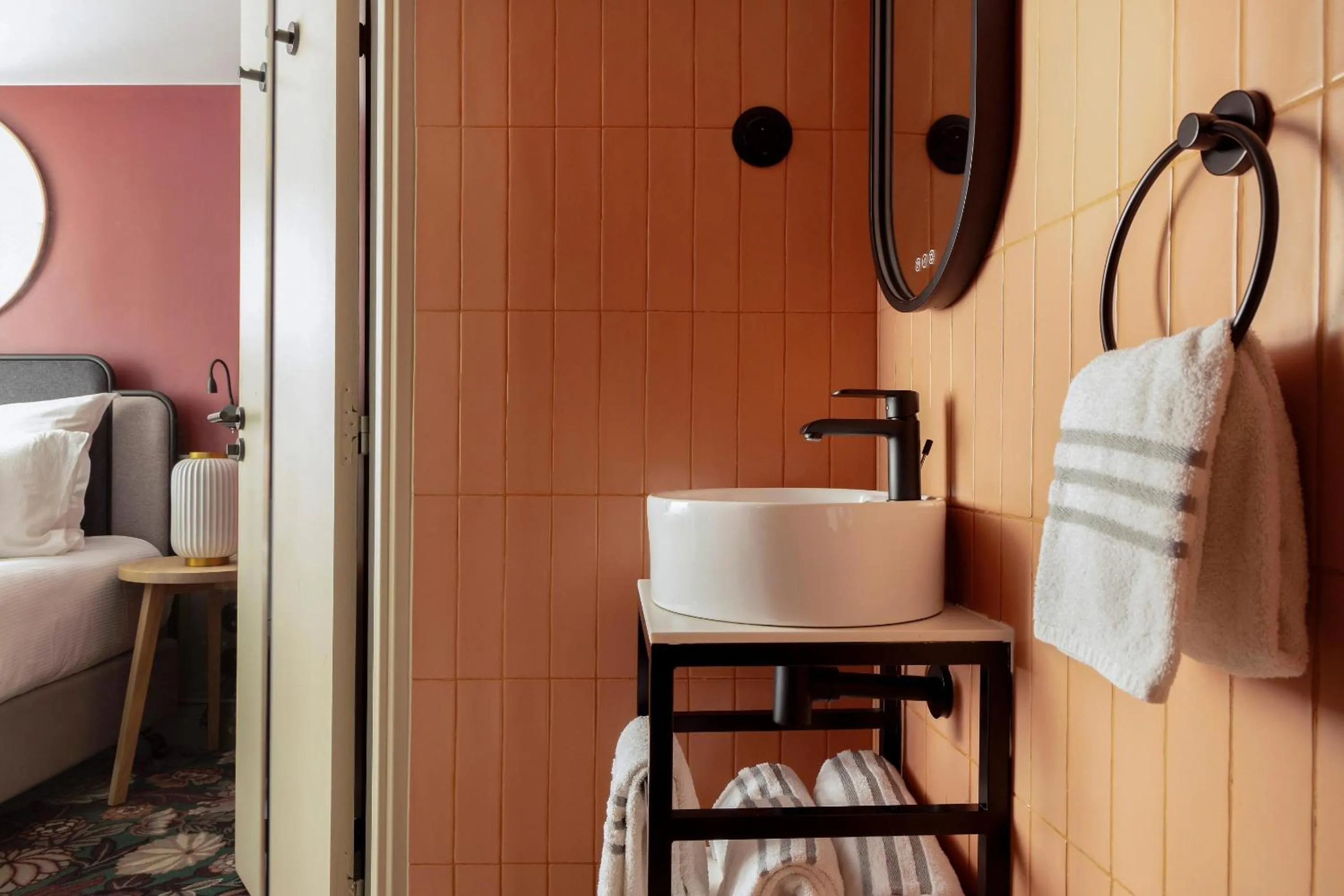 Bathroom, Bed in La Dépendance