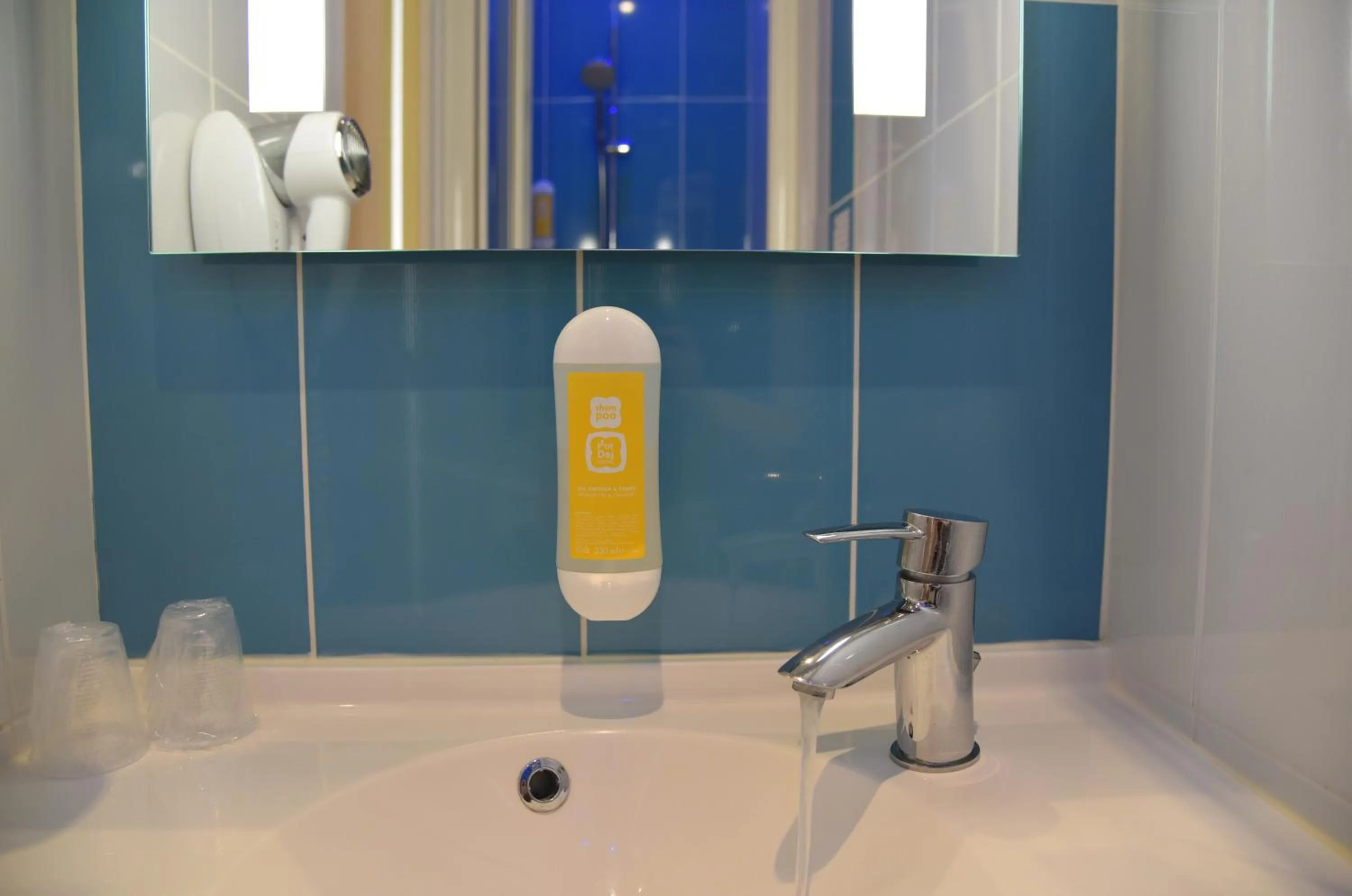 Bathroom in Hôtel The Originals Access - proche centre-ville - Gare