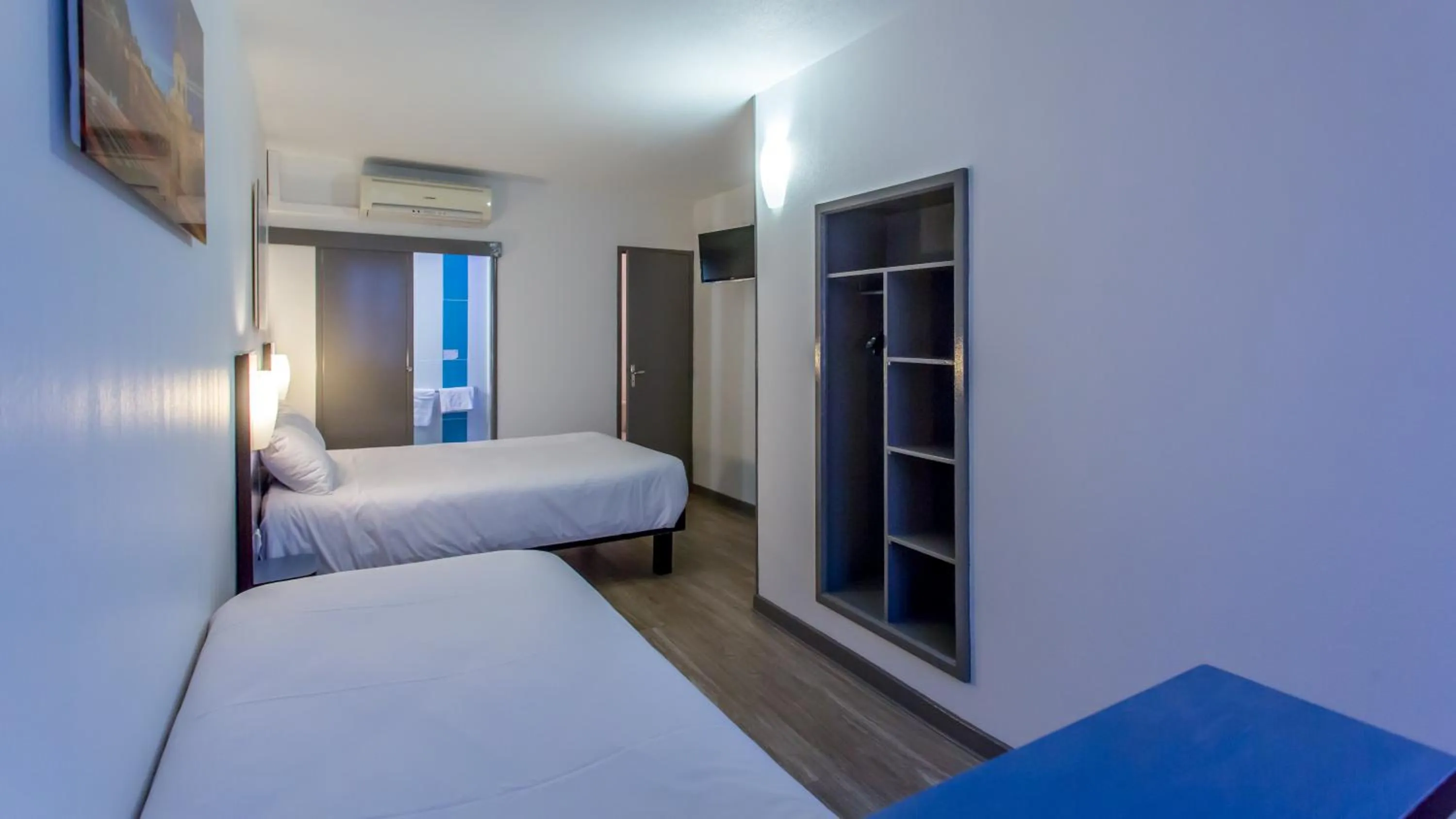 Photo of the whole room, Bed in Hôtel The Originals Access - proche centre-ville - Gare