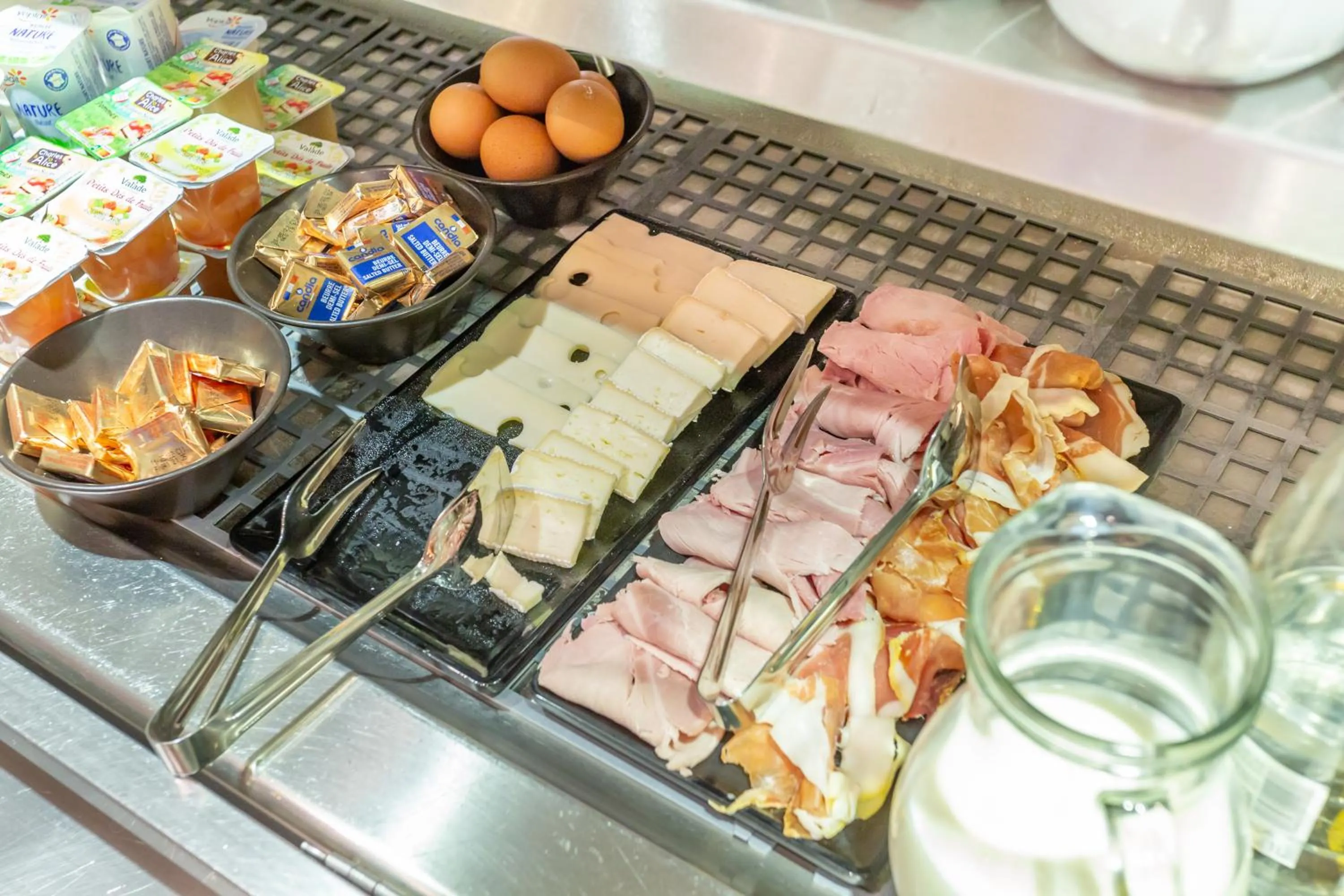 Breakfast in Hôtel The Originals Access - proche centre-ville - Gare