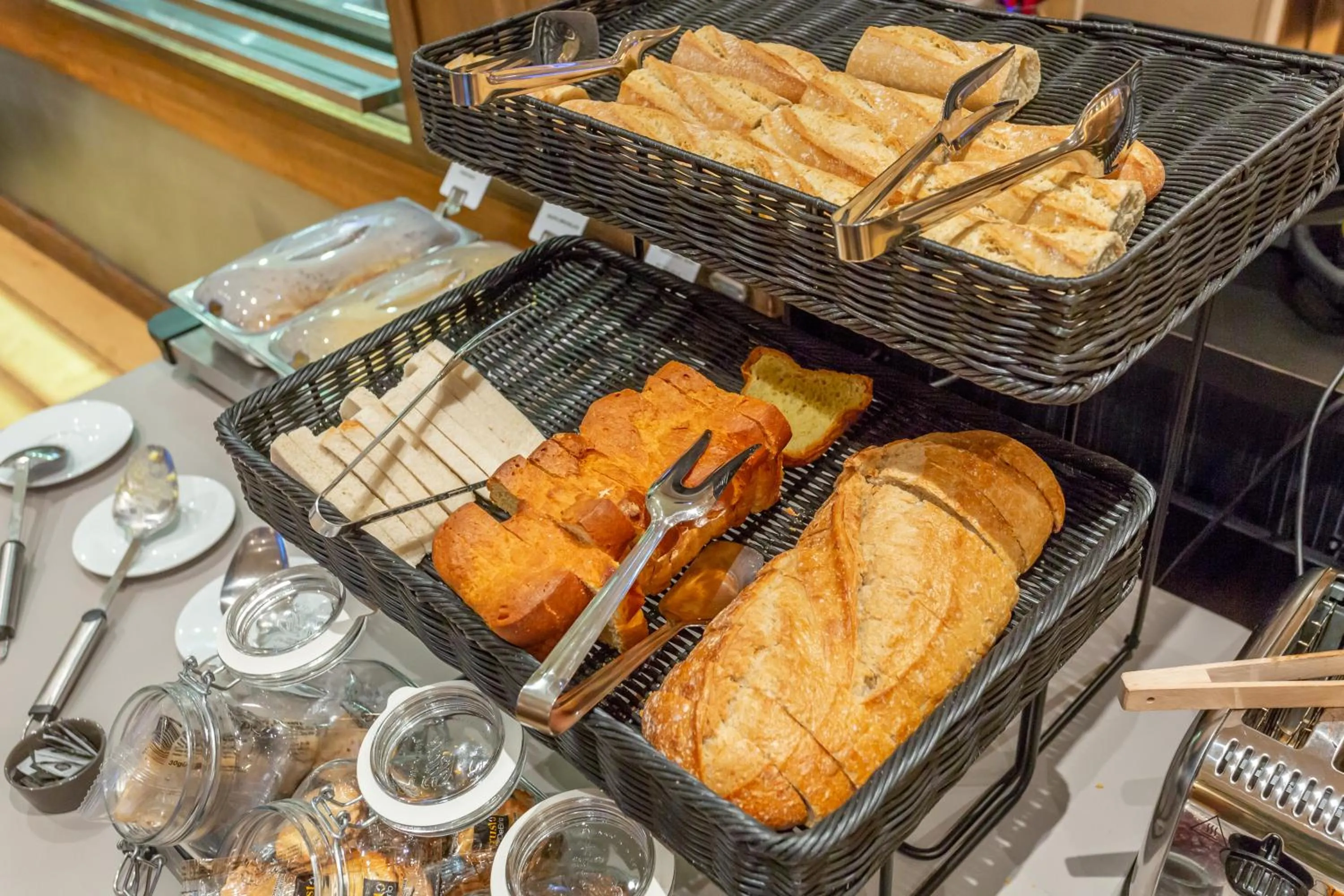 Breakfast in Hôtel The Originals Access - proche centre-ville - Gare