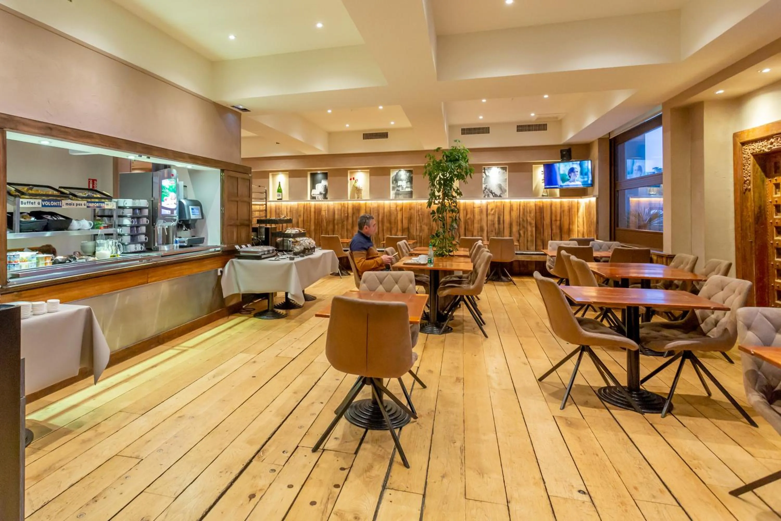 Breakfast in Hôtel The Originals Access - proche centre-ville - Gare