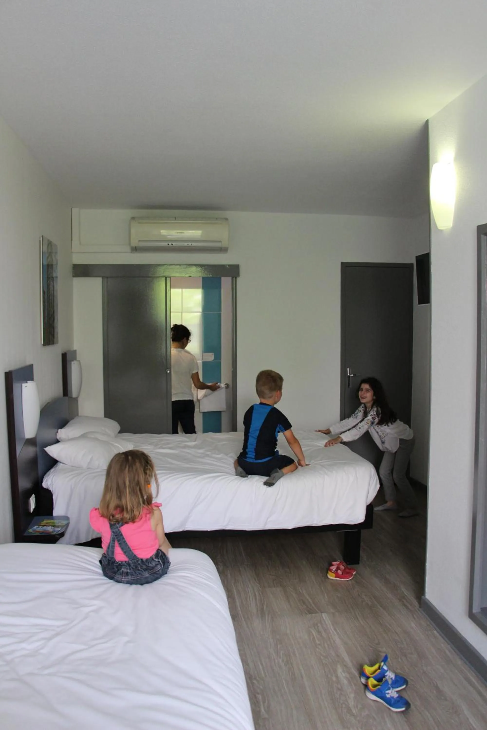 Photo of the whole room, Bed in Hôtel The Originals Access - proche centre-ville - Gare