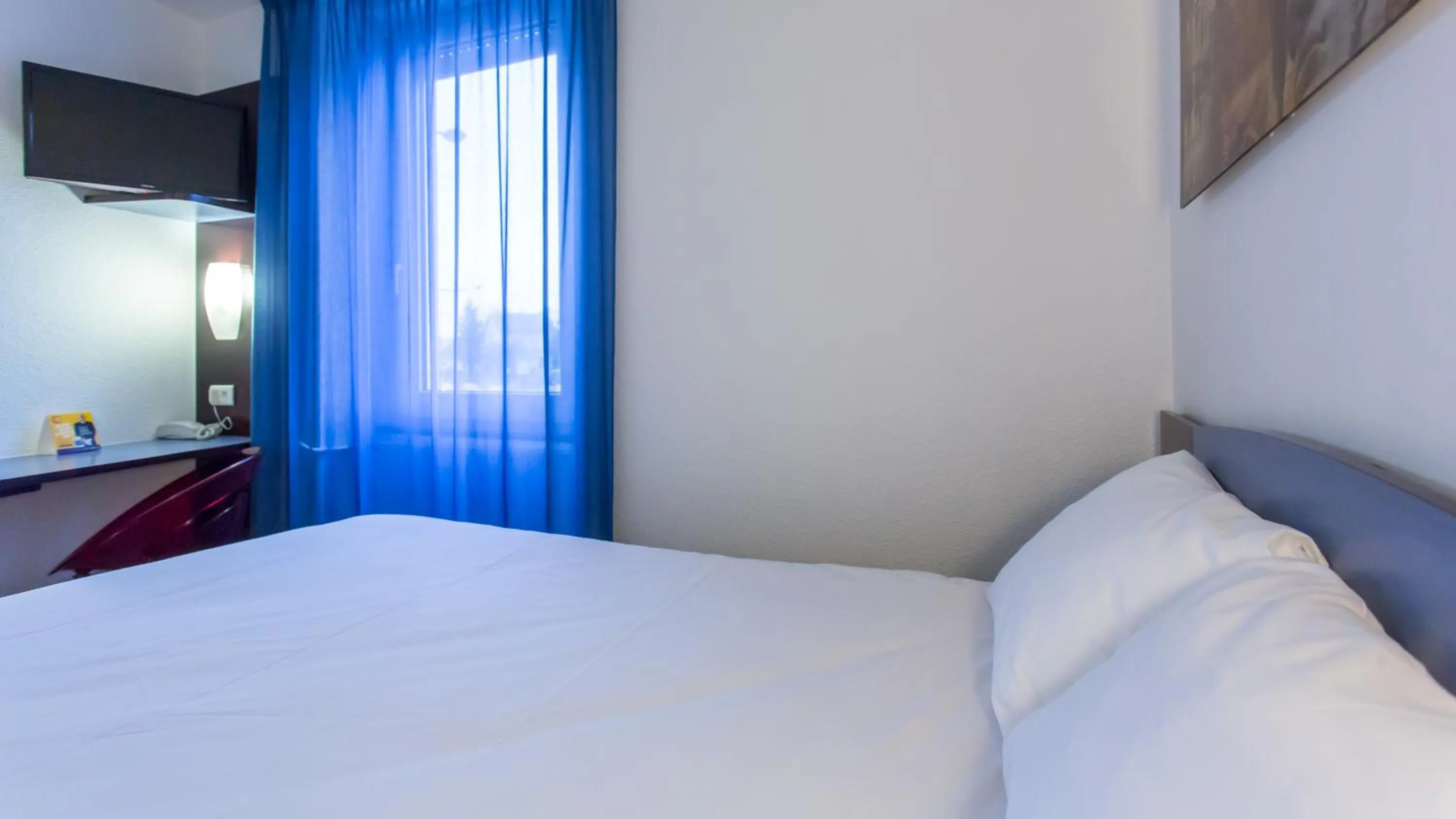 Bed in Hôtel The Originals Access - proche centre-ville - Gare