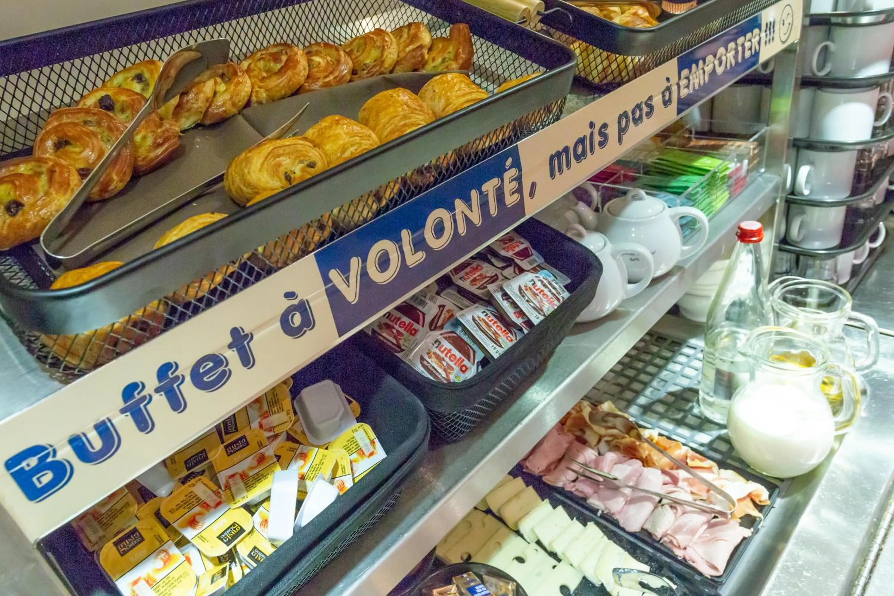 Breakfast in Hôtel The Originals Access - proche centre-ville - Gare