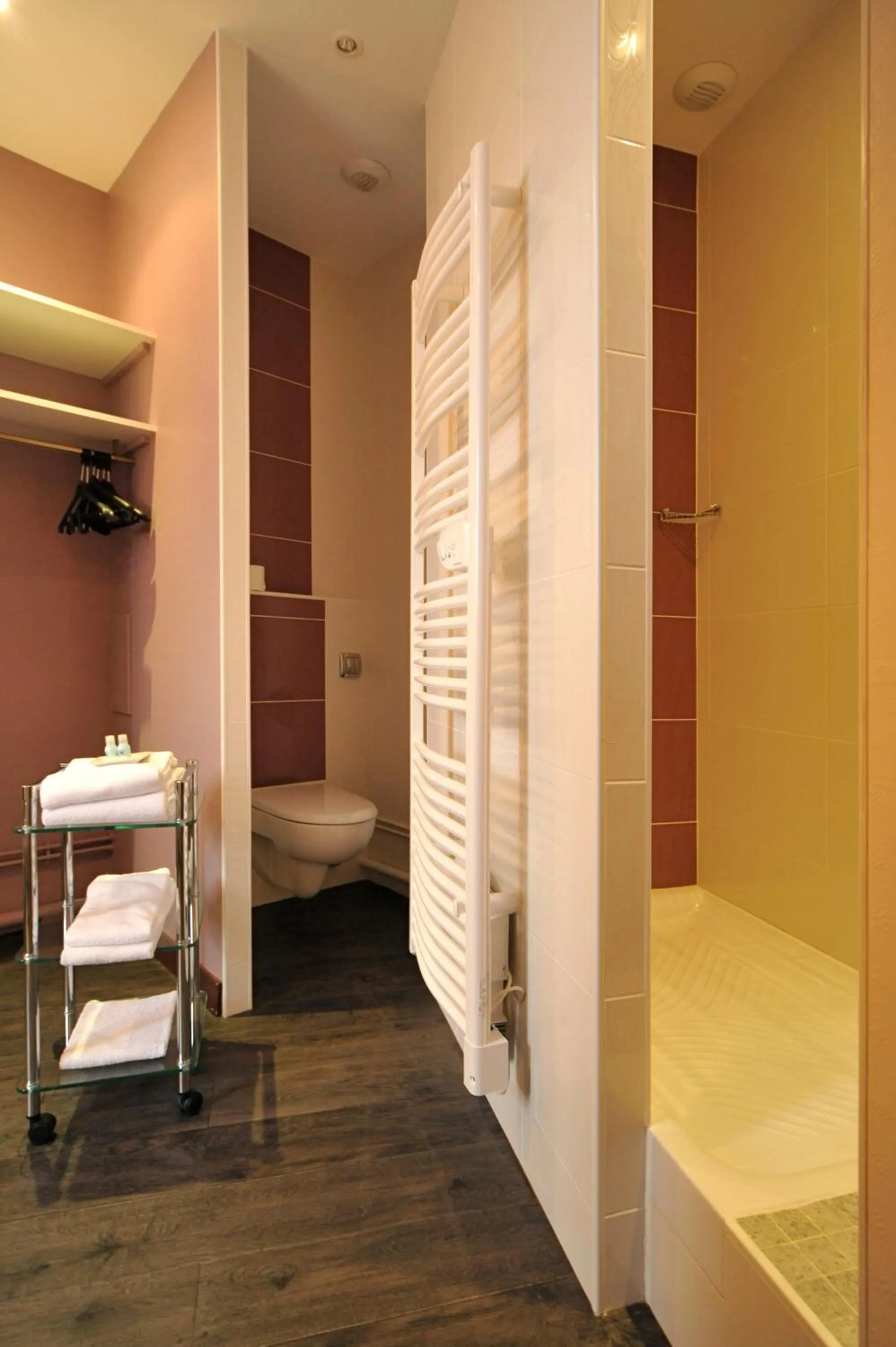 Bathroom, Bed in Hôtel The Originals Access - proche centre-ville - Gare