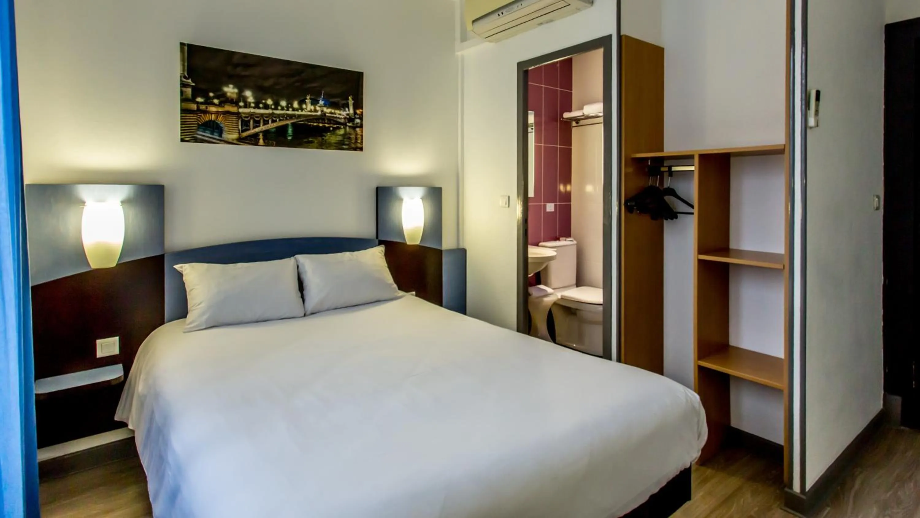 Photo of the whole room, Bed in Hôtel The Originals Access - proche centre-ville - Gare