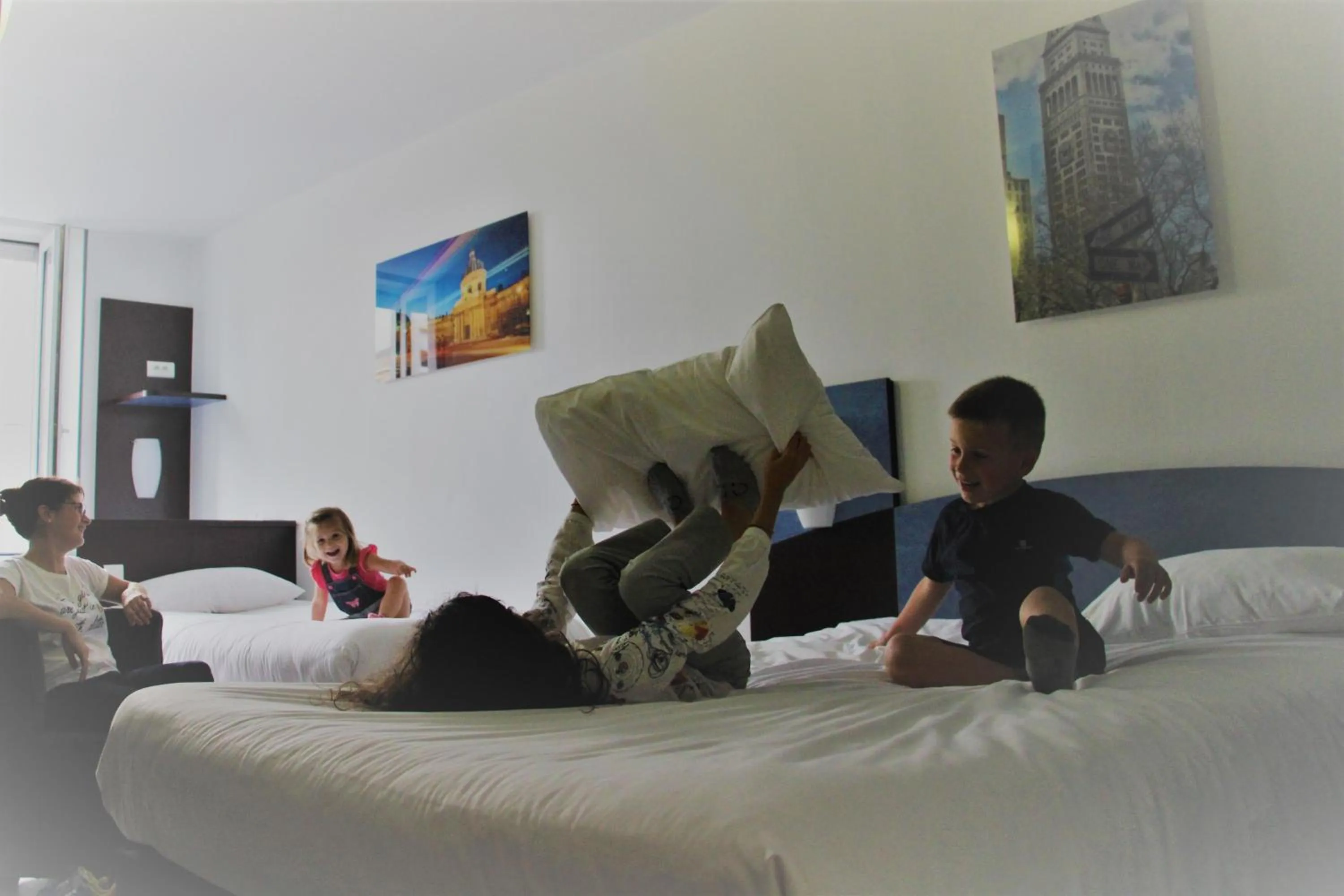 cot, Bed in Hôtel The Originals Access - proche centre-ville - Gare