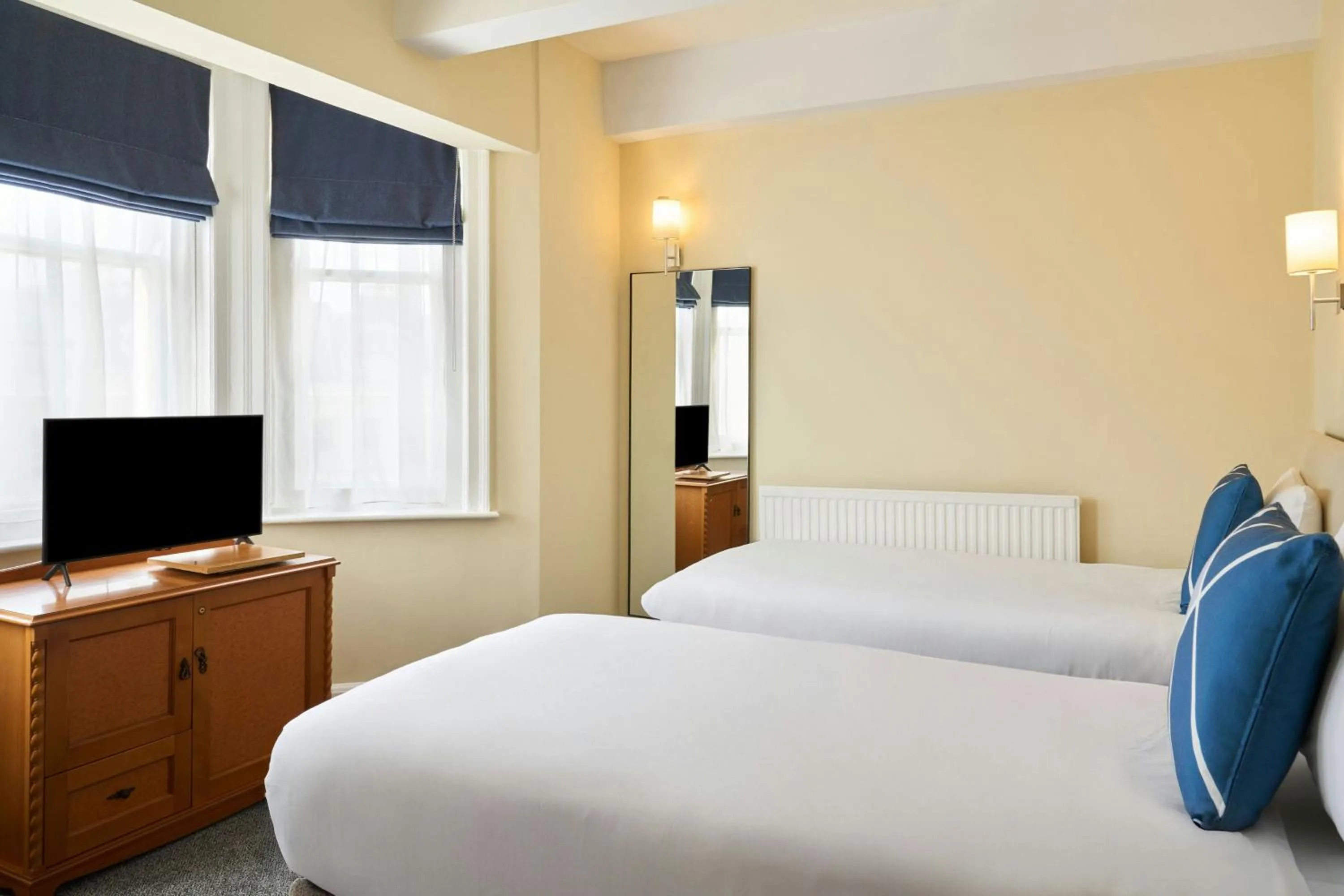 Photo of the whole room, Bed in Four Points Flex by Sheraton Brighton