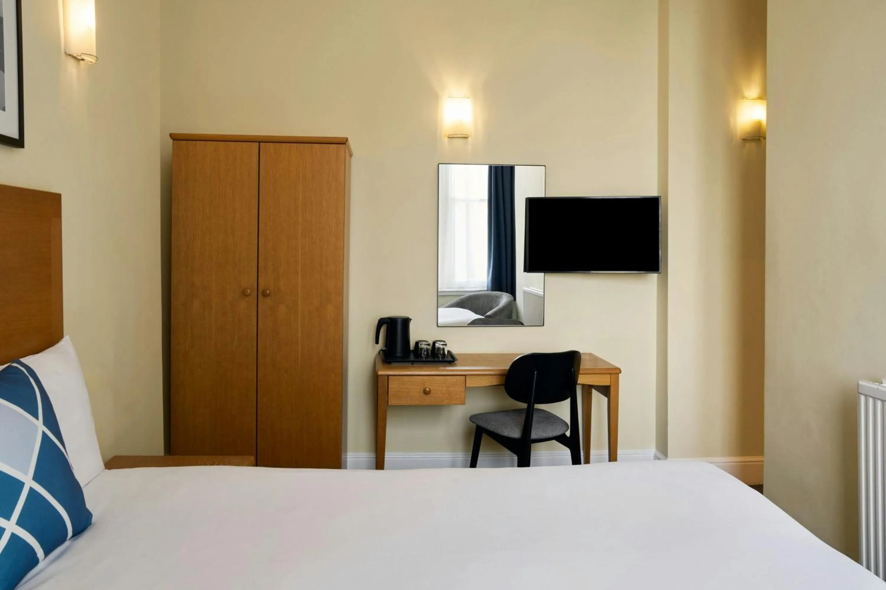 Photo of the whole room, Bed in Four Points Flex by Sheraton Brighton