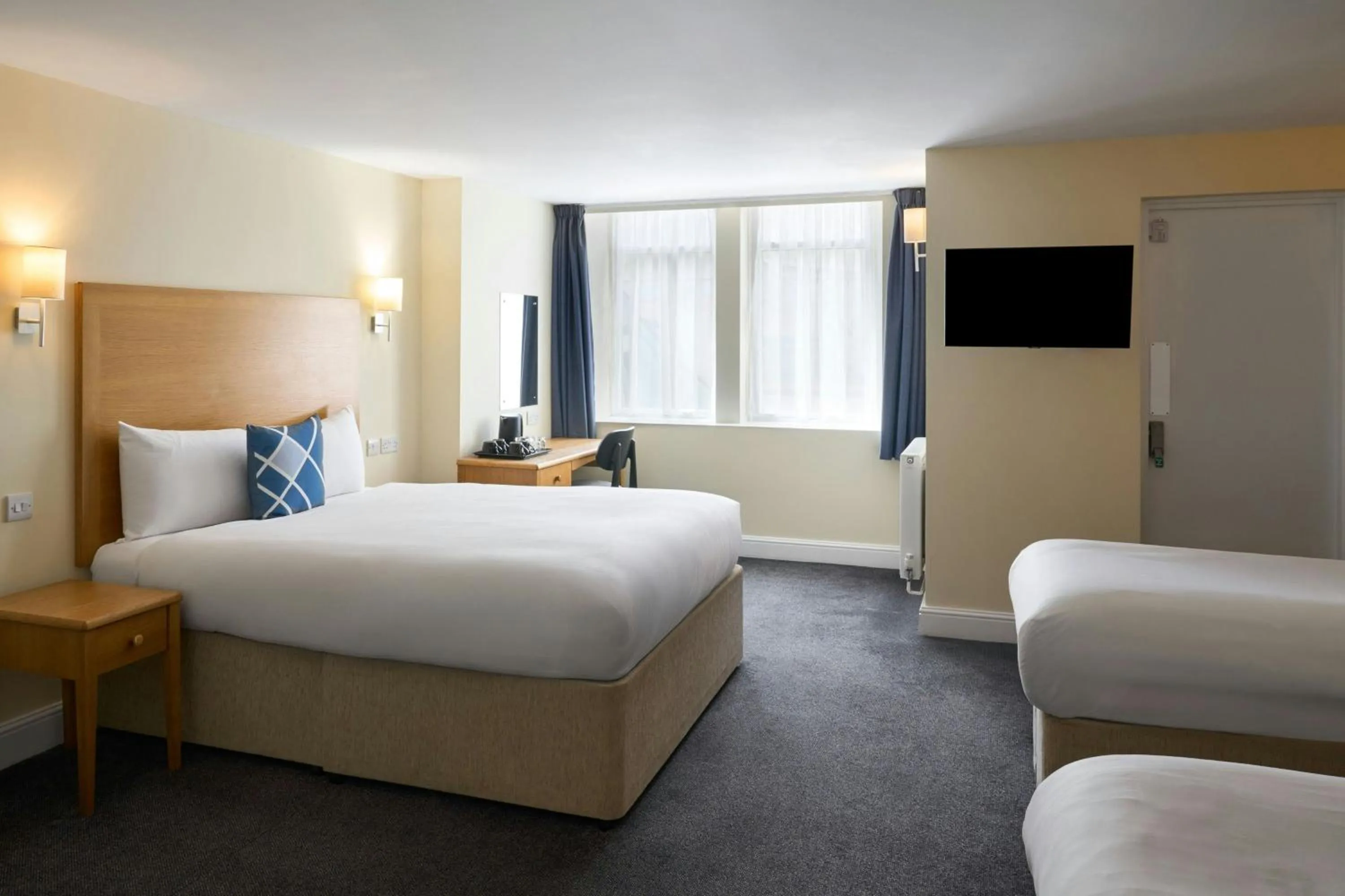 Photo of the whole room, Bed in Four Points Flex by Sheraton Brighton