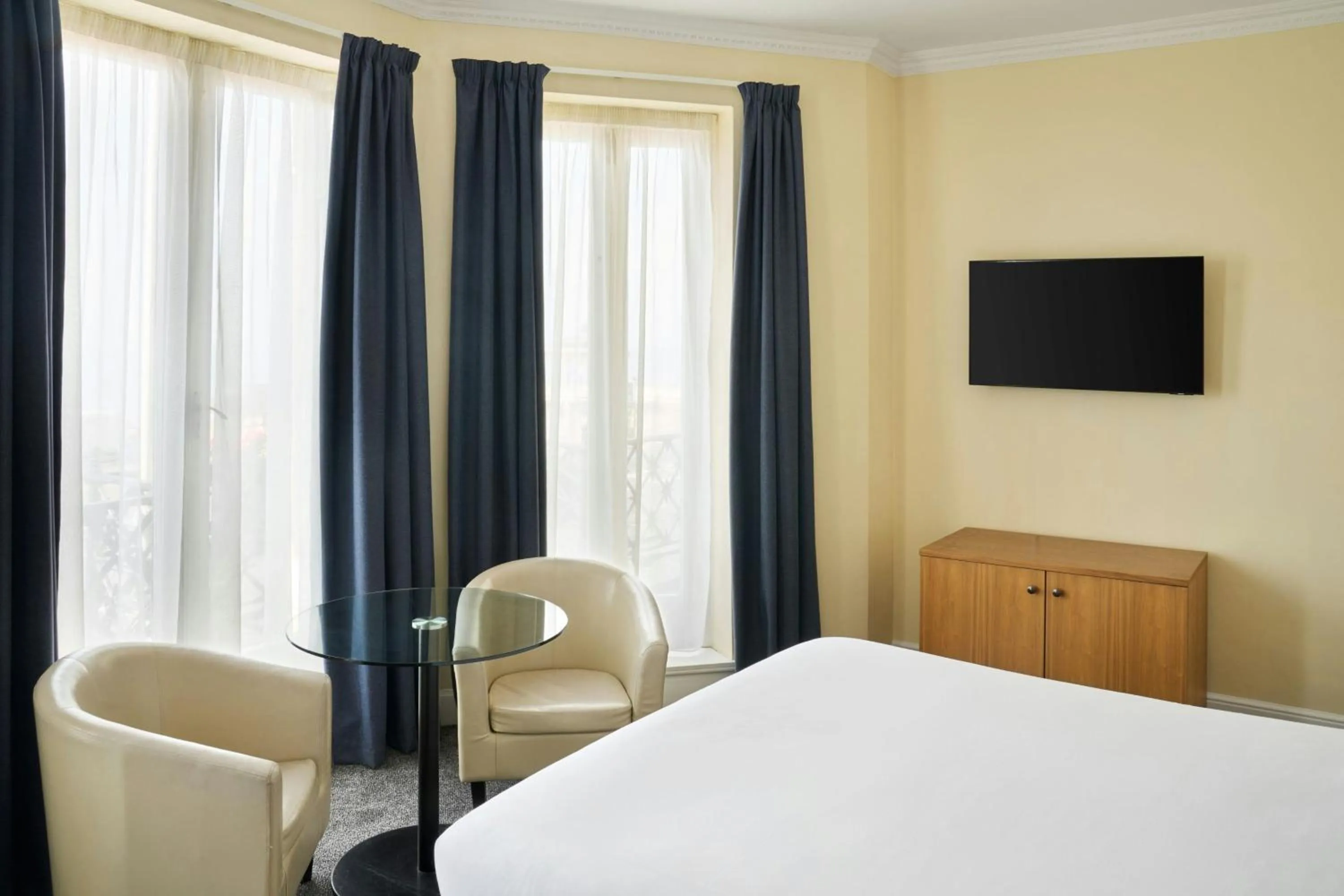 Bedroom, Bed in Four Points Flex by Sheraton Brighton