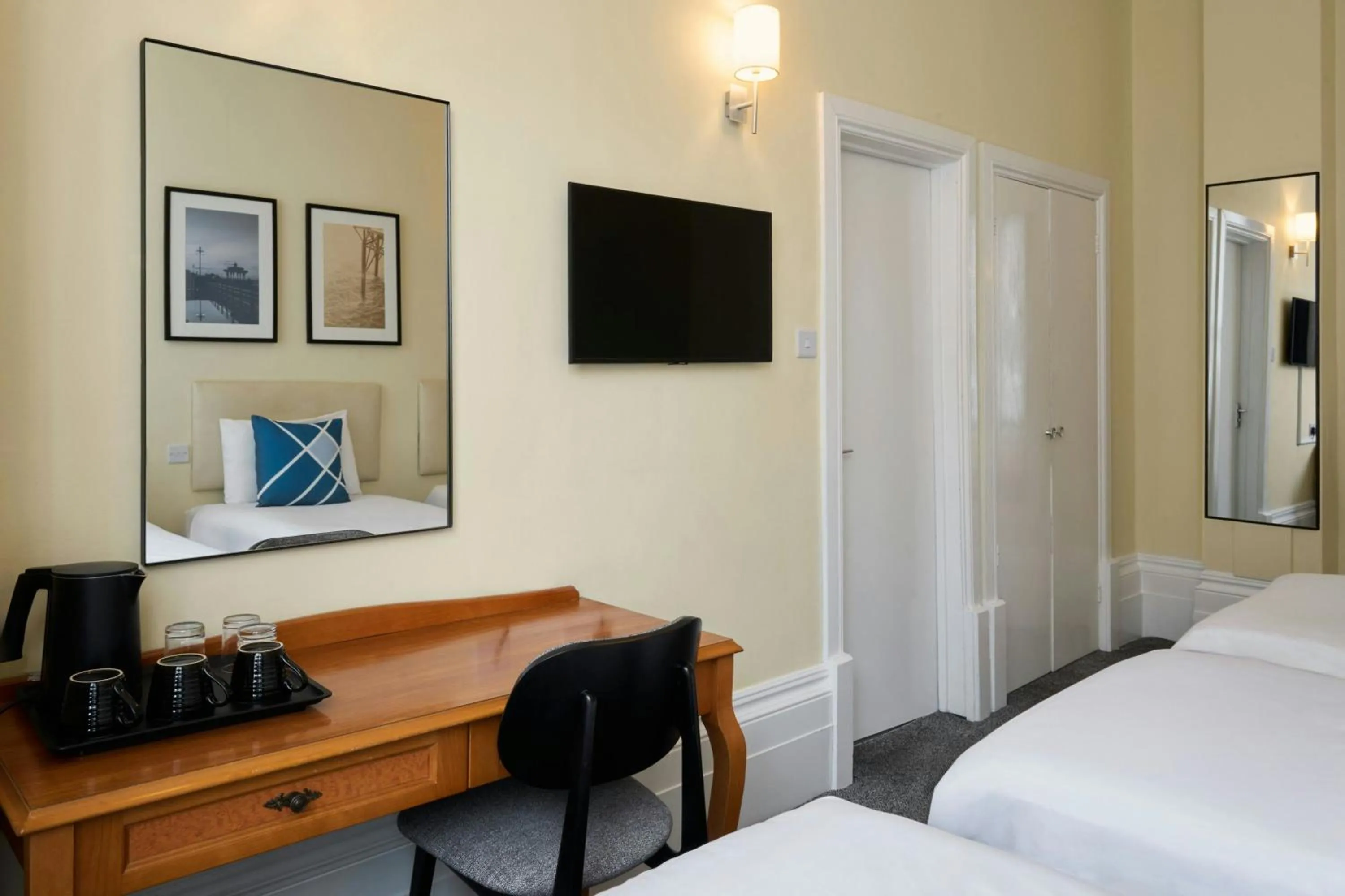 Photo of the whole room, Bed in Four Points Flex by Sheraton Brighton